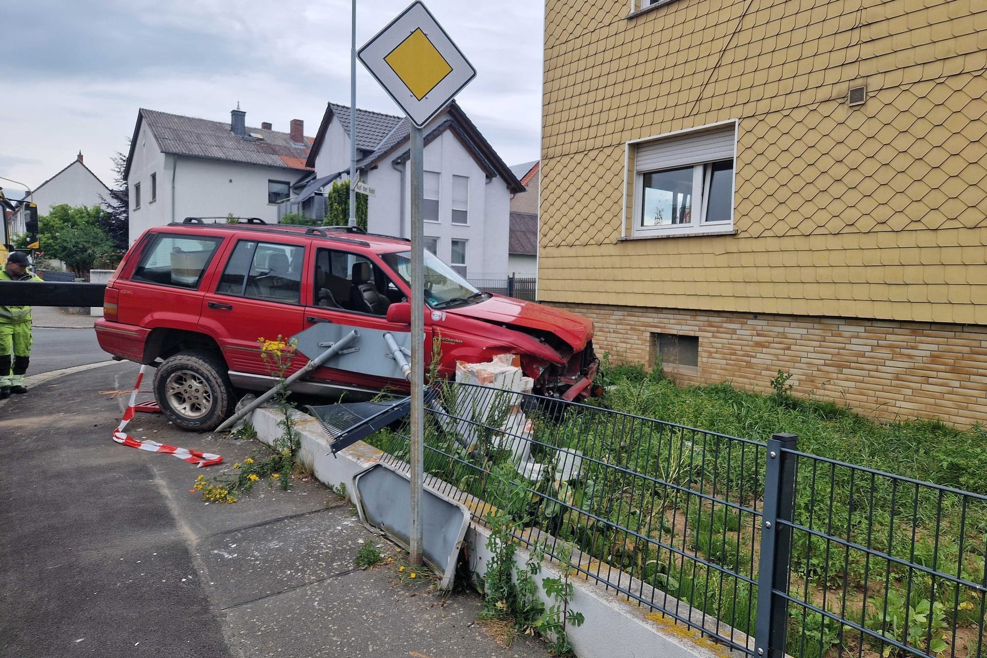 Jeep landet nach Verkehrsunfall in Vorgarten