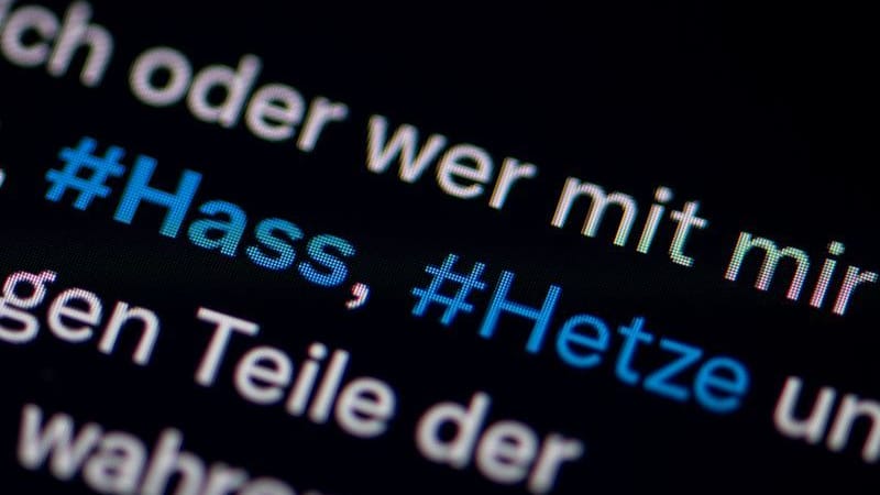 Auf dem Bildschirm eines Smartphones sieht man die Hashtags Hass und Hetze in einem Post auf Twitter (heute X): Die Polizei geht gegen die Verfasser von Hass-Nachrichten bundesweit vor.