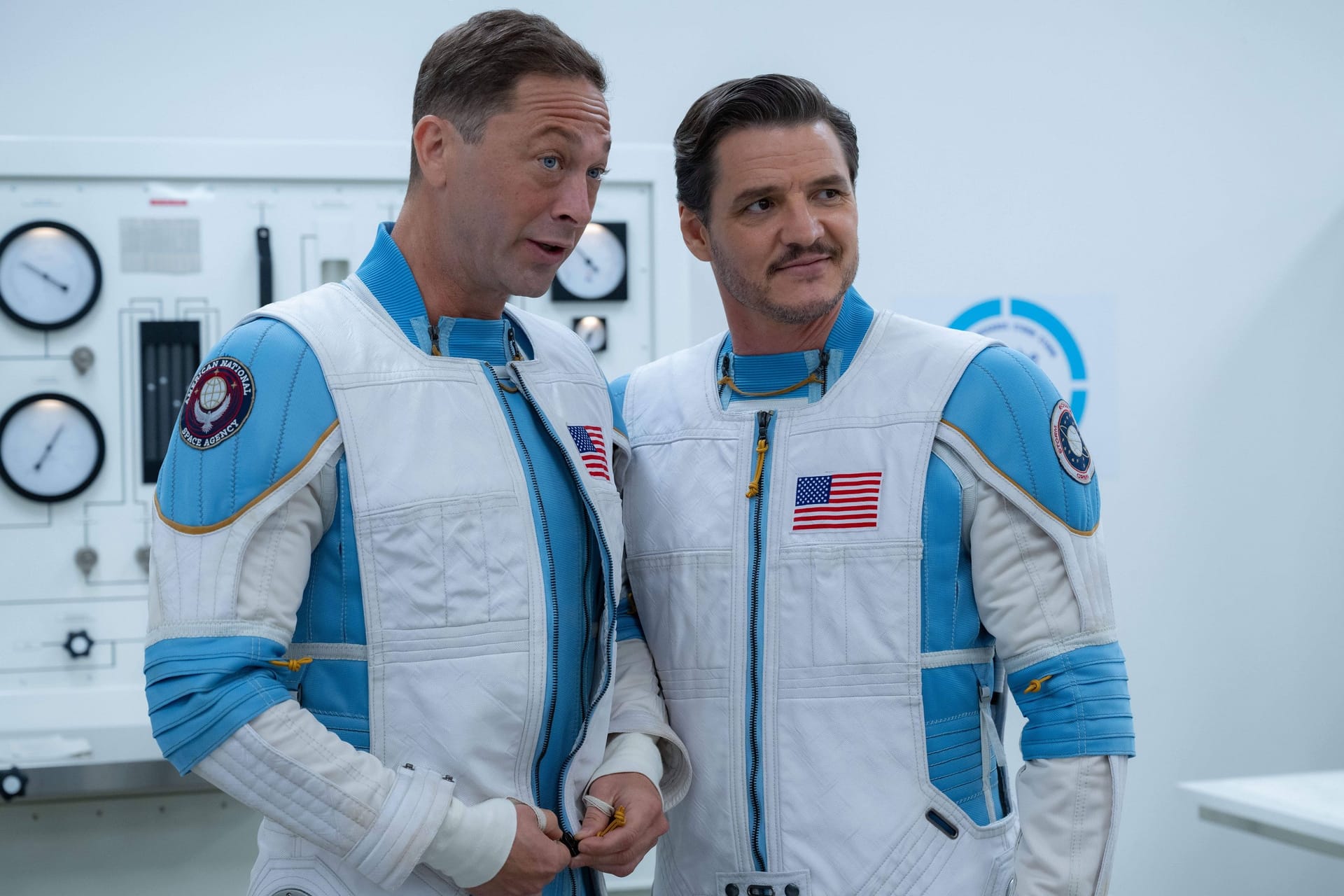 Ebon Moss-Bachrach und Pedro Pascal in einer gemeinsamen Szene.