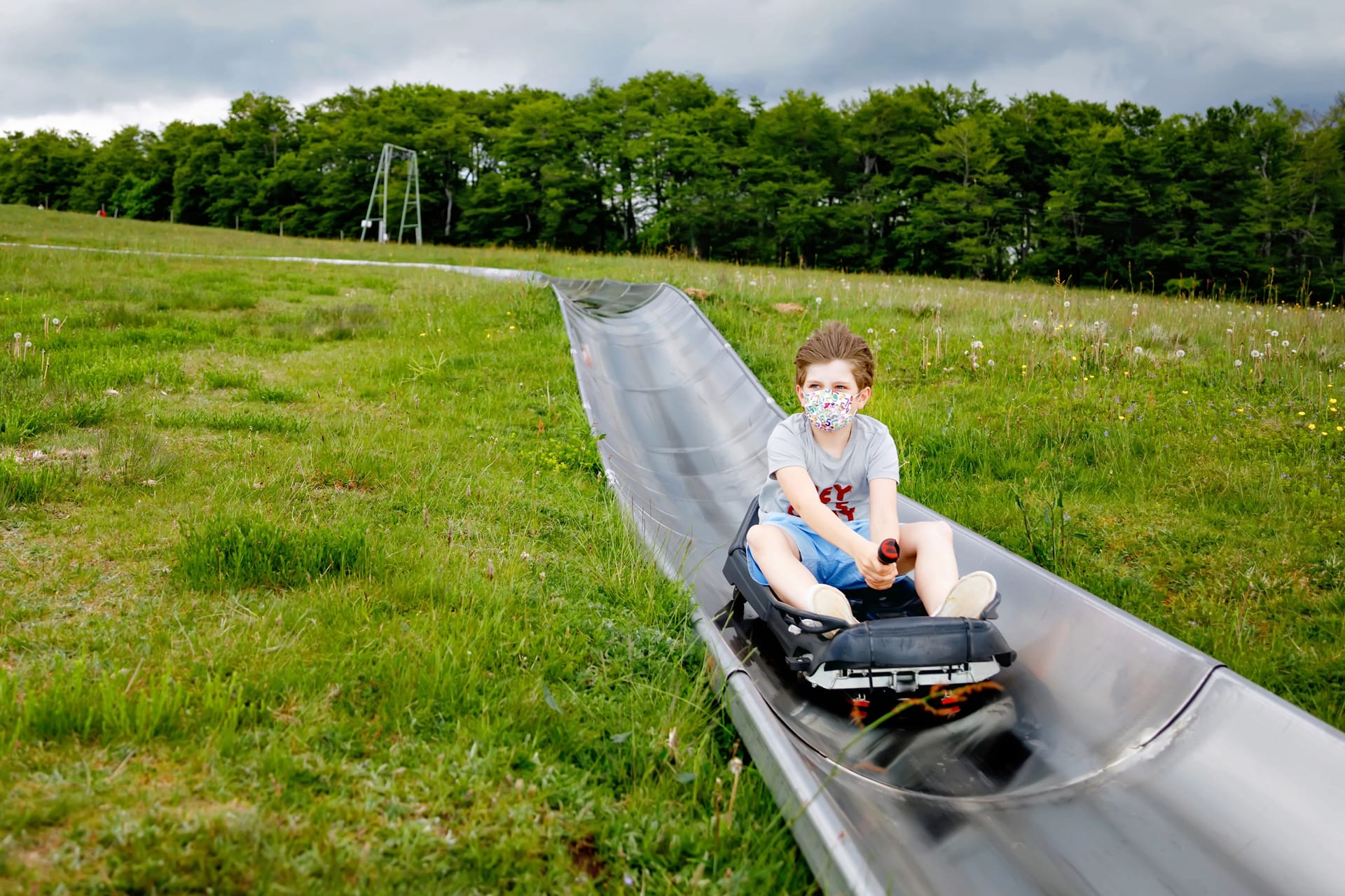 Der Auslauf einer Rinnenrodelbahn: Bei zu hohen Geschwindigkeiten kann der Schlitten hier leicht aus der Bahn fliegen.