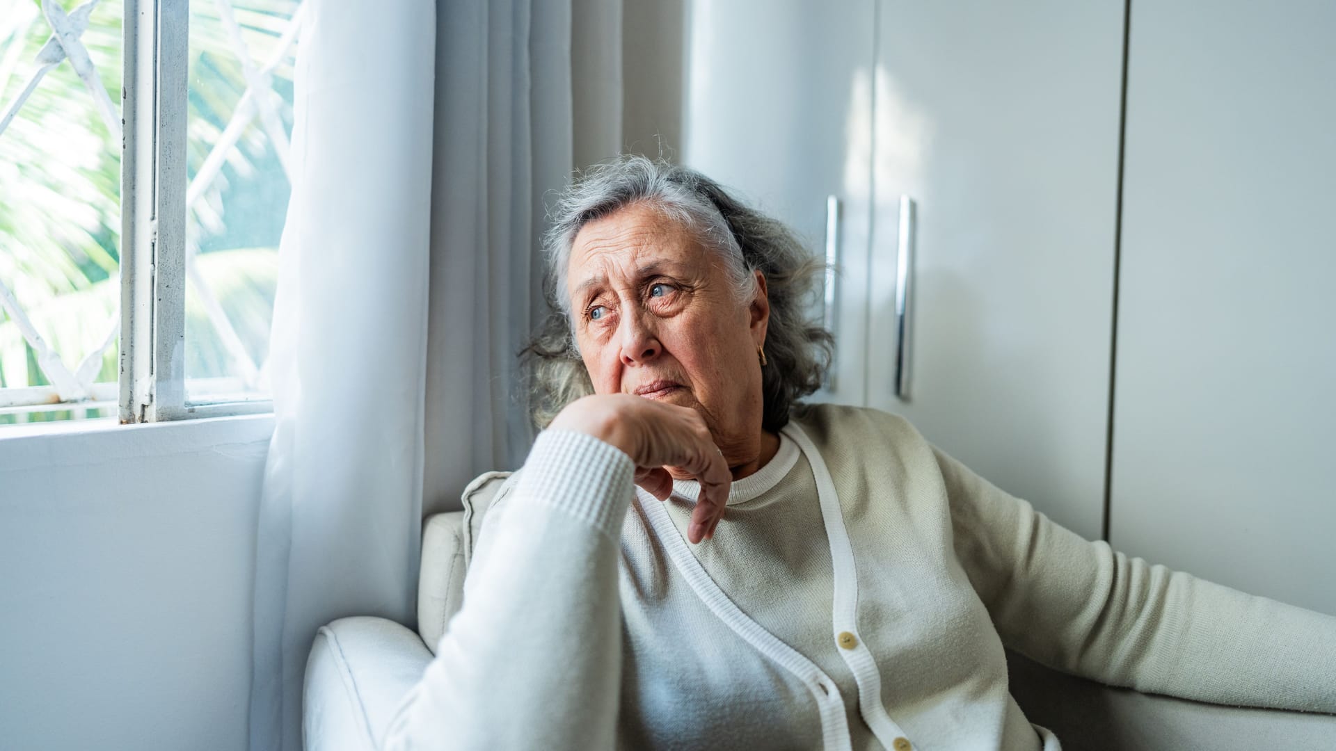 Gedächtnis- und Orientierungsprobleme: Sie gehen mit einer Alzheimer-Erkrankung einher.