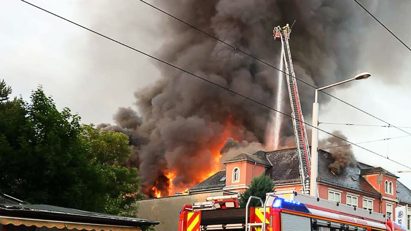 Einsatzkräfte der Feuerwehr bei den Löscharbeiten des Großbrands im früheren Domizil der Staatsoperette in Leuben am Freitagabend. Einsatzkräfte der Feuerwehr bei den Löscharbeiten des Großbrands im früheren Domizil der Staatsoperette in Leuben am Freitagabend.
