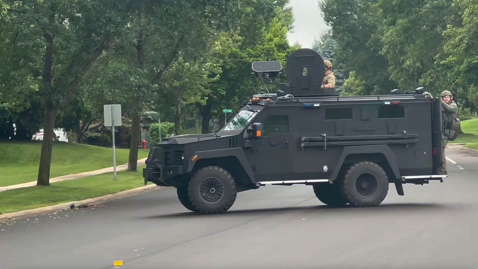 Ermittler suchen intensiv nach dem Täter: Er hatte sich als Polizist ausgegeben und auf die Polizei geschossen.
