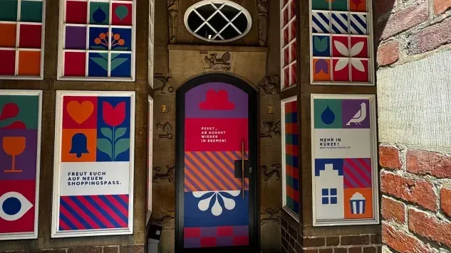 Bunte Hinweise an der Fassade: In der Böttcherstraße in Bremen soll ab August wieder Hutmode verkauft werden. Bunte Hinweise an der Fassade: In der Böttcherstraße in Bremen soll ab August wieder Hutmode verkauft werden.