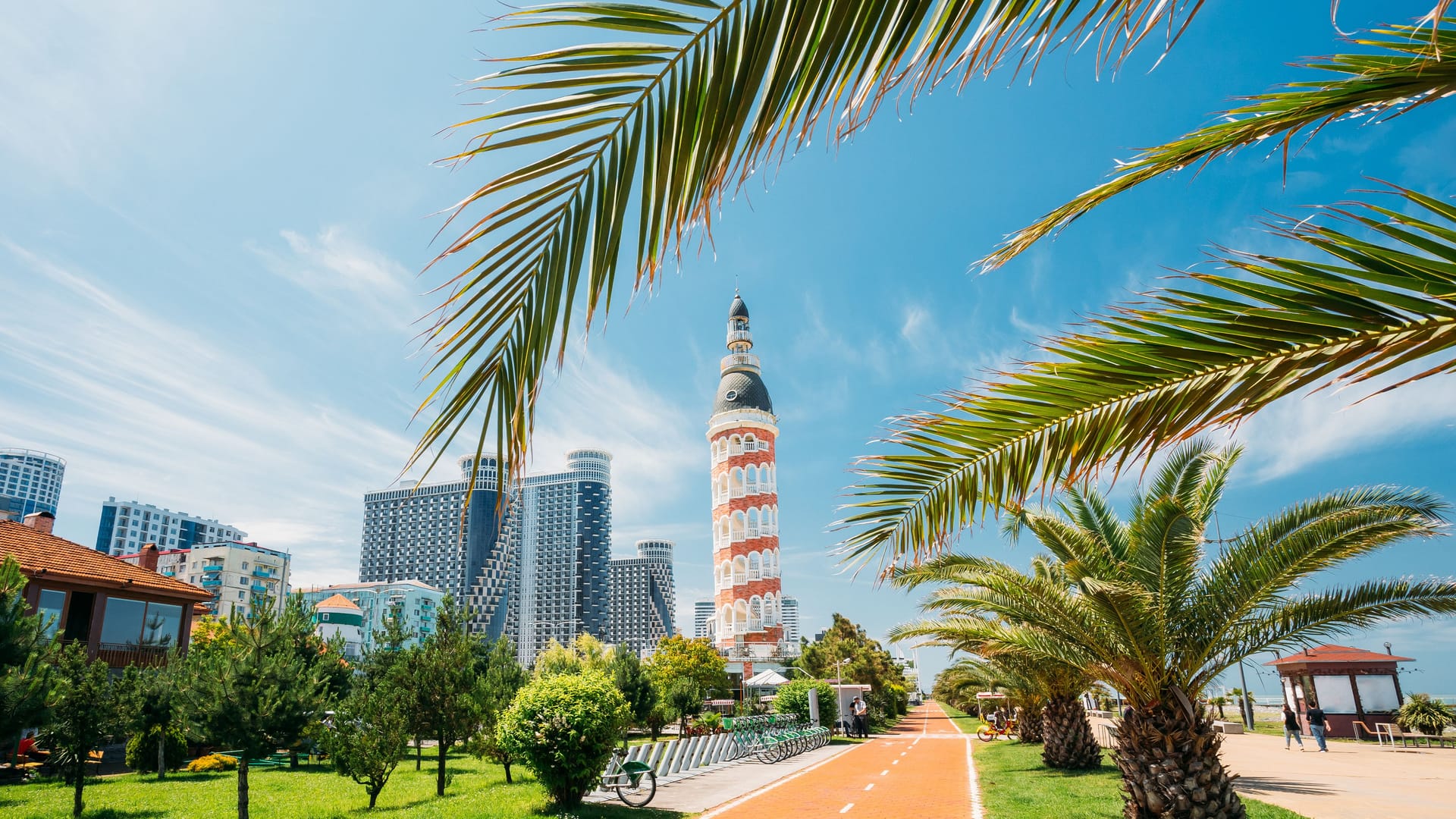 Der lange Sandstrand von Batumi lädt zum Verweilen ein. Ruhen Sie sich aus, bevor Sie sich am Abend in die lebendige Altstadt begeben.