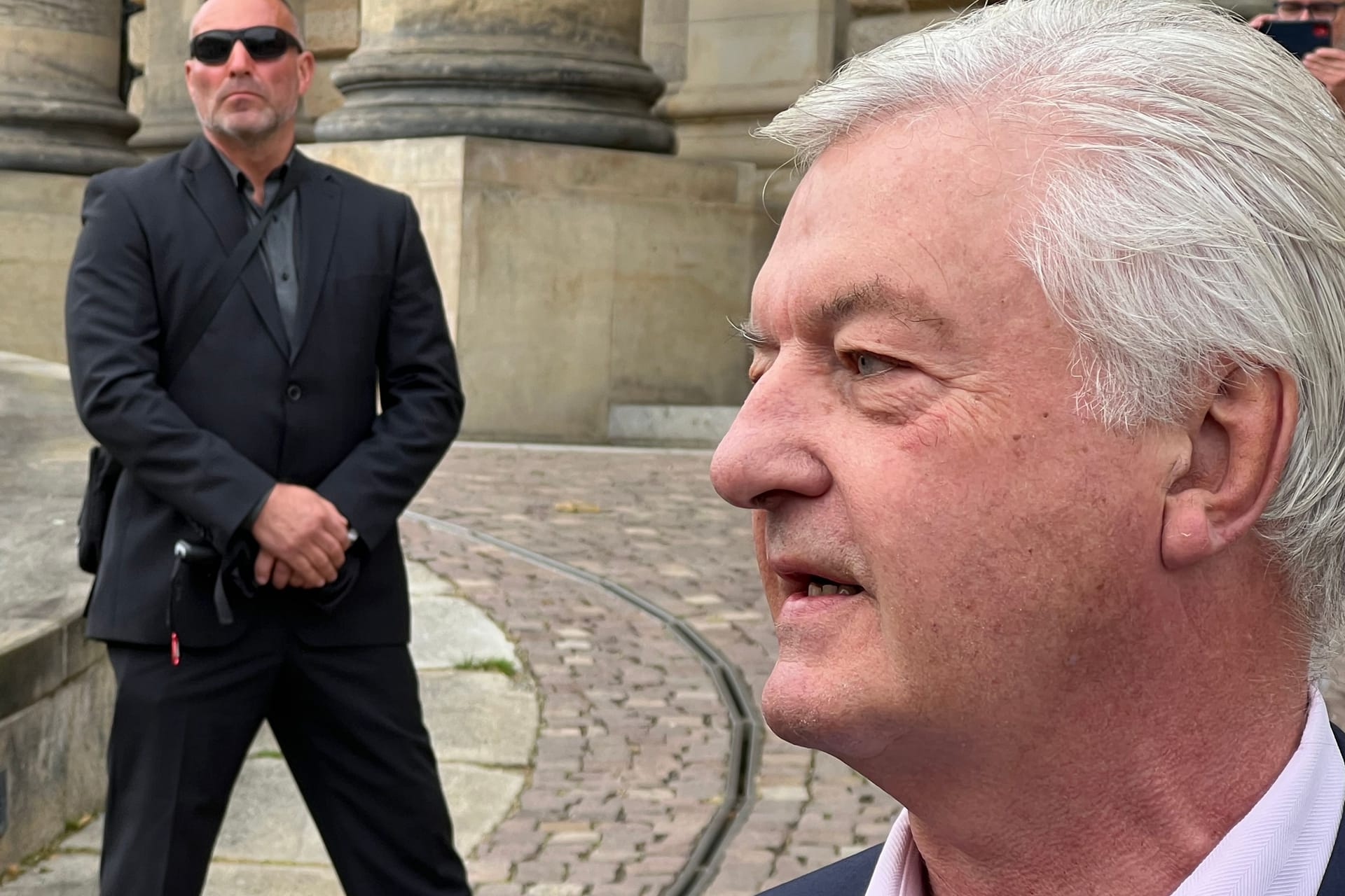 Mit Security: Jürgen Elsässer vor dem Bundesverwaltungsgericht.