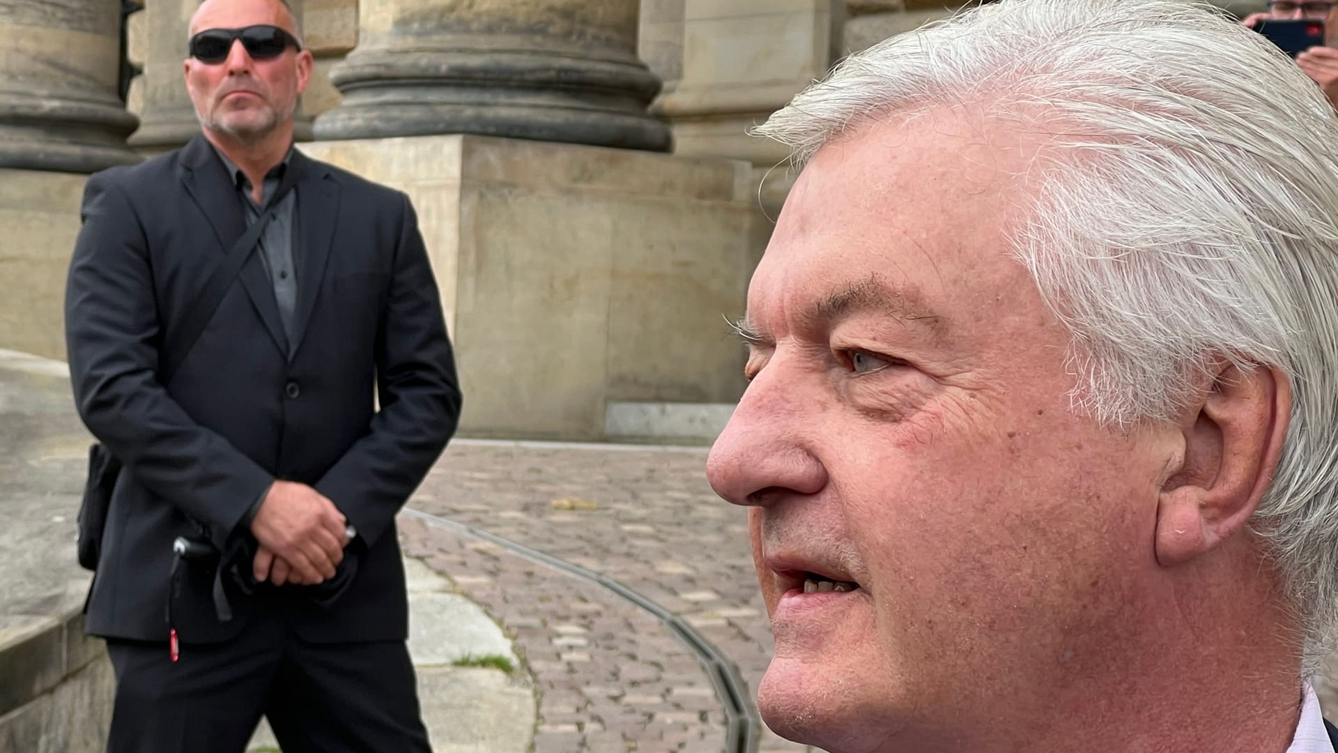 Mit Security: Jürgen Elsässer vor dem Bundesverwaltungsgericht.