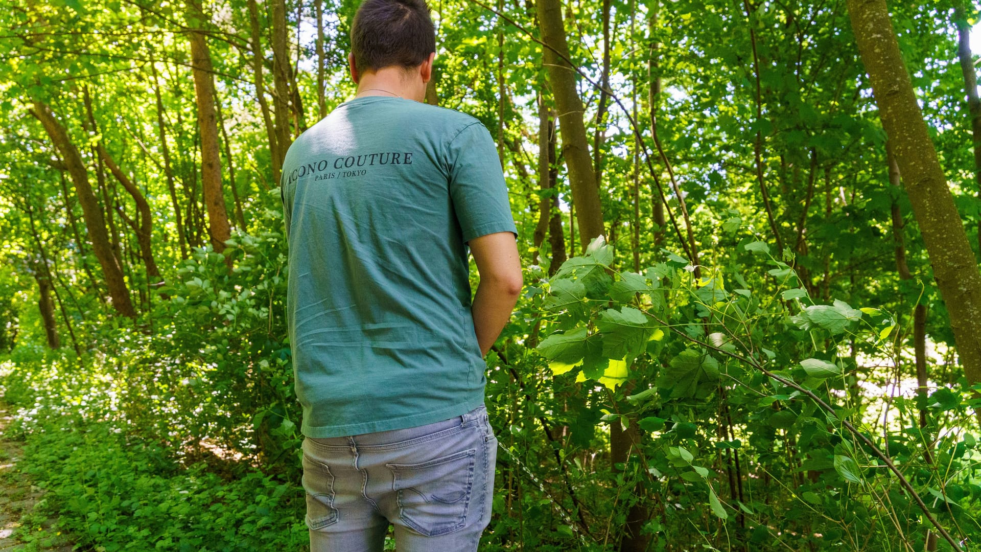 Mann uriniert in einem Park (Symbolbild): Ein Unbekannter attackierte den 41-Jährigen am Sonntagabend.