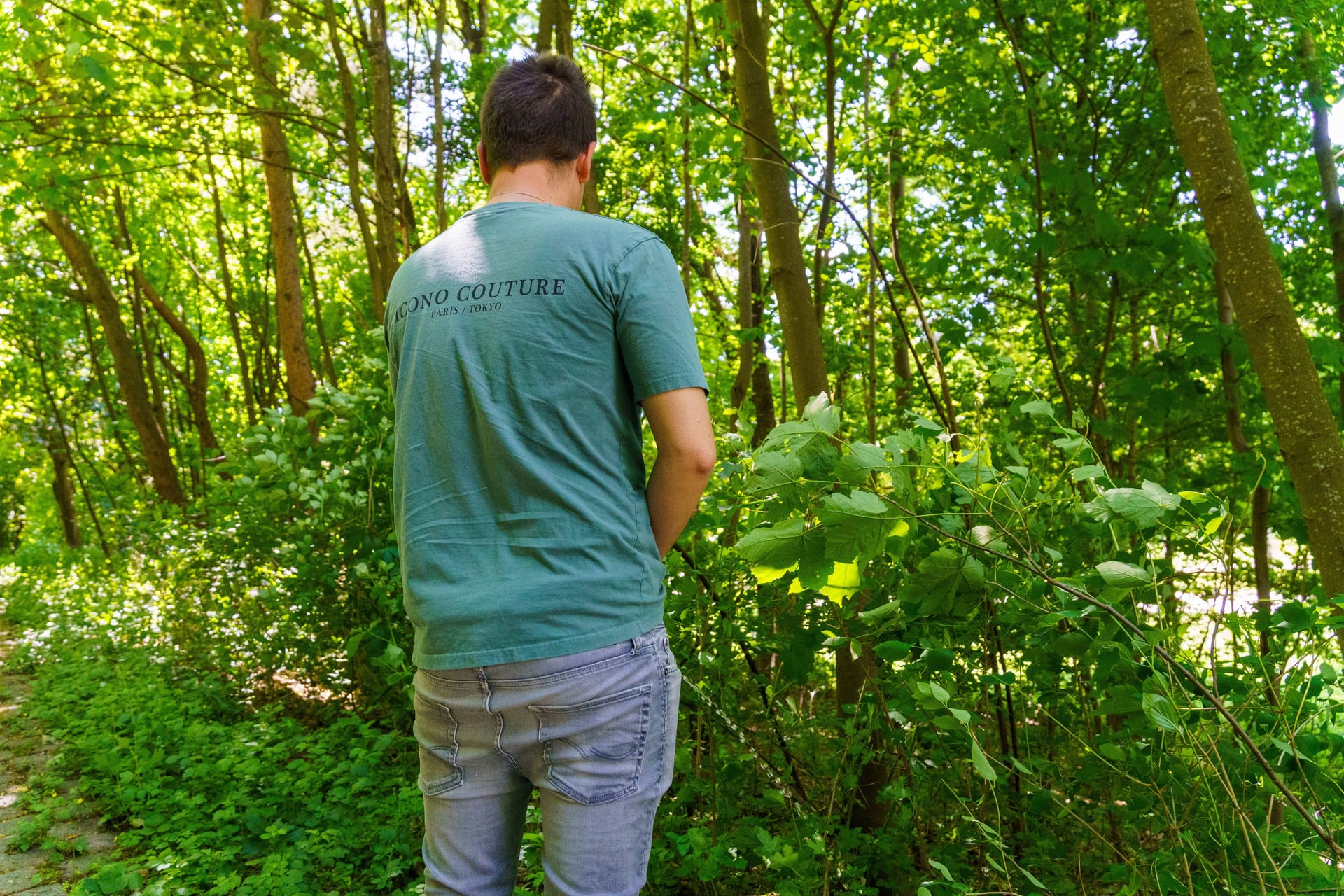 Mann uriniert in einem Park (Symbolbild): Ein Unbekannter attackierte den 41-Jährigen am Sonntagabend.