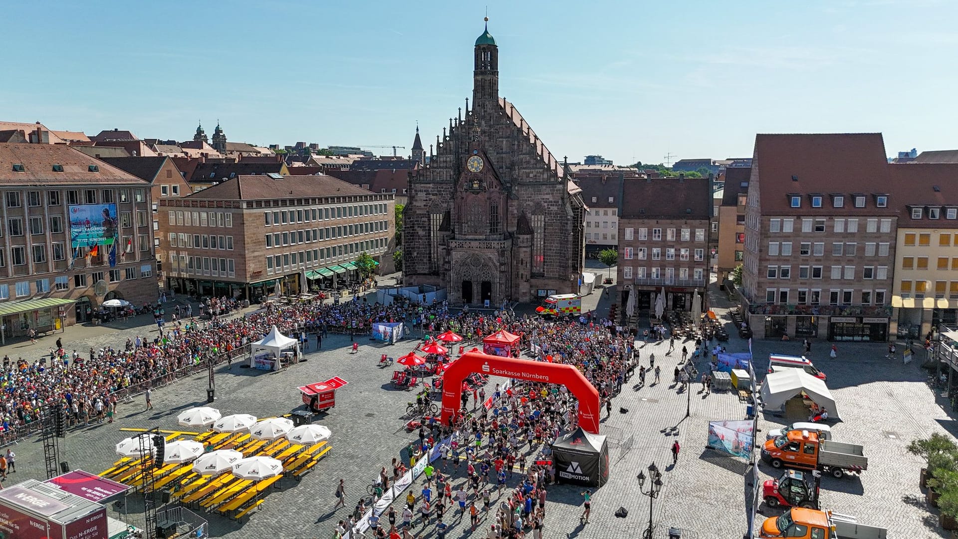 Der Start am Nürnberger Hauptmarkt: Der Lauf führte 2025 von Nürnberg nach Fürth.