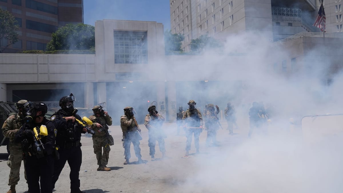Los Angeles: Nationalgardisten drängen Demonstranten zurück