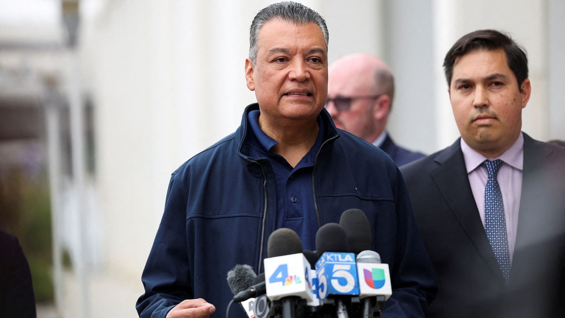 US-Senator Alex Padilla äußert sich nach dem Vorfall vor der Presse.
