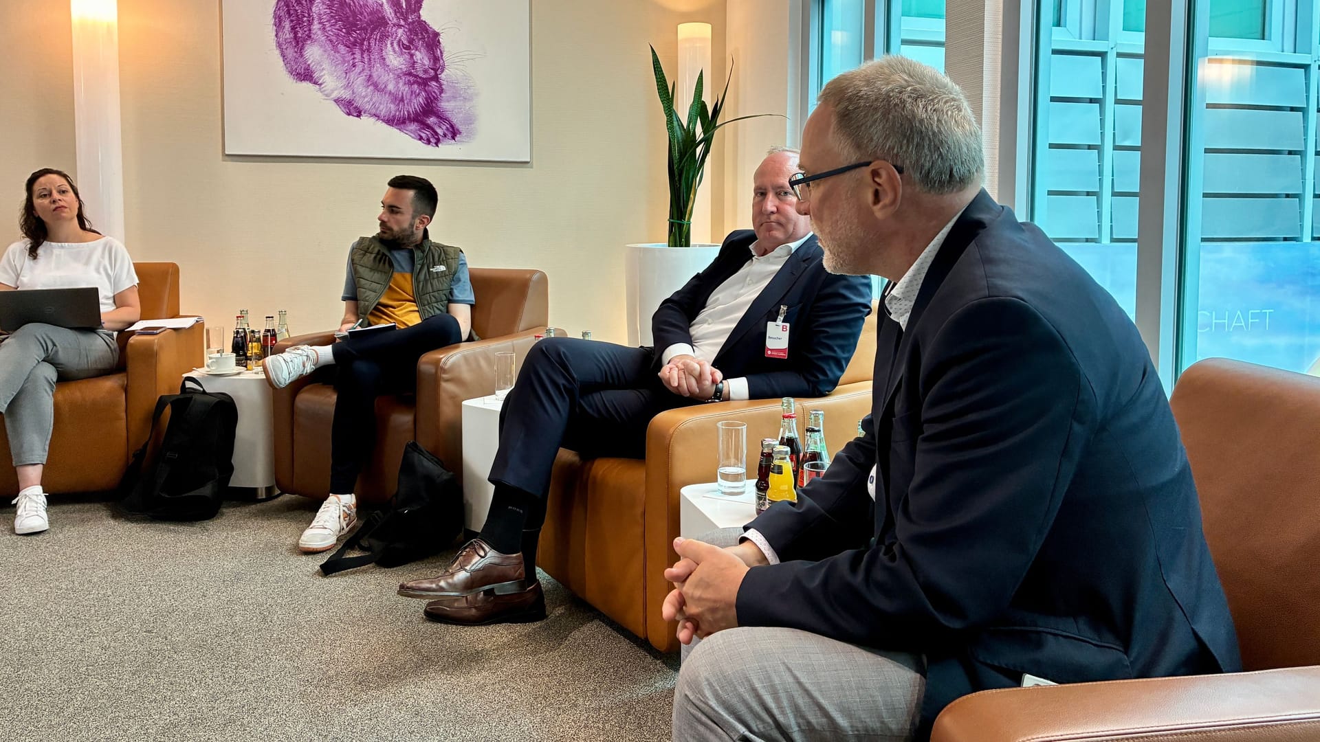 Michael Hupe (r) und Joachim Lang (z. v. r.) bei dem Pressegespräch am Nürnberger Airport: Alle Flughäfen in Deutschland hätten unter den Standortkosten zu leiden.