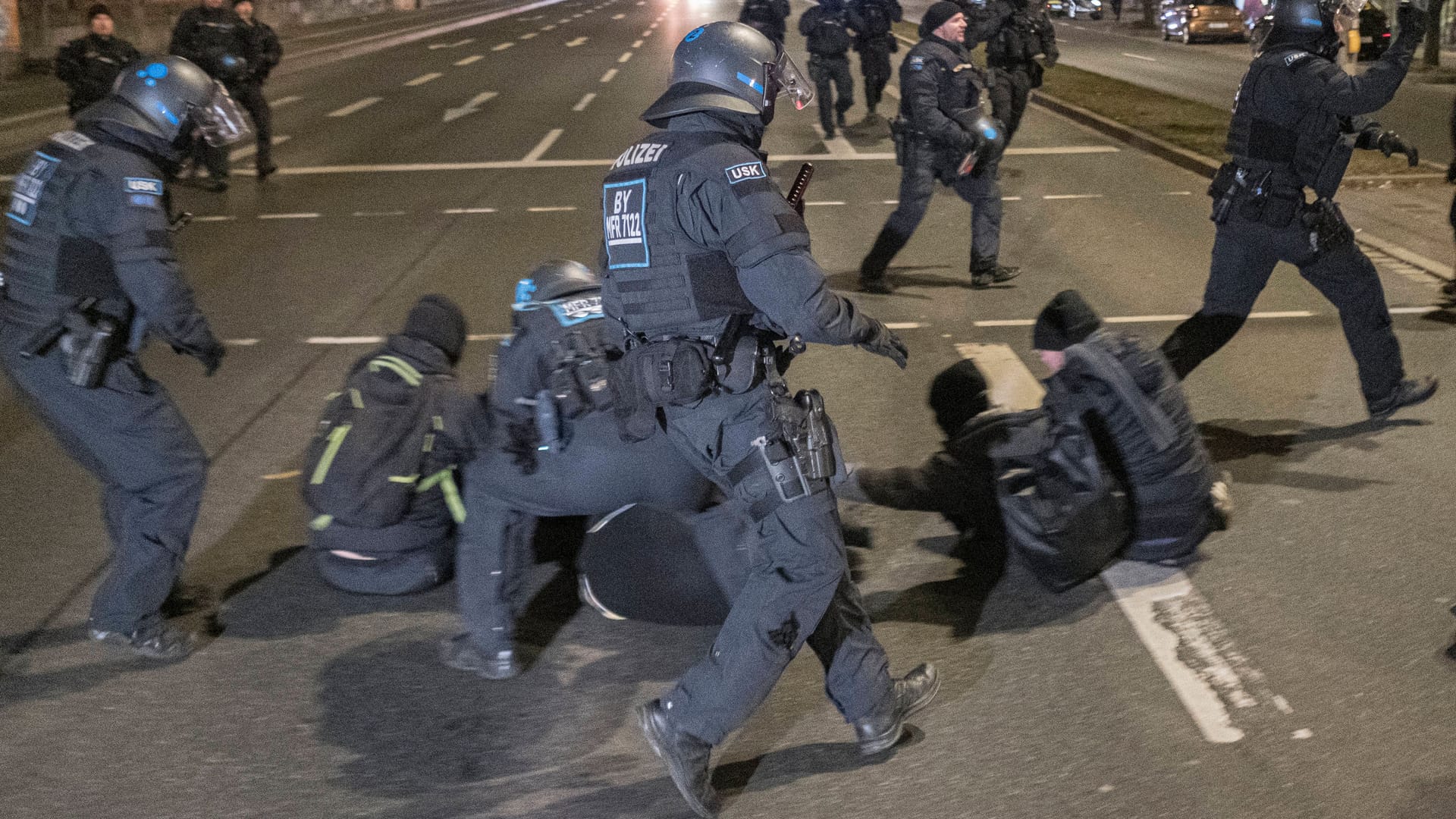 Auseinandersetzung zwischen der Polizei und Demonstranten in Nürnberg (Archivbild): Bayernweit gab es regionale Unterschiede bei der Gewaltbereitschaft gegen Beamte.