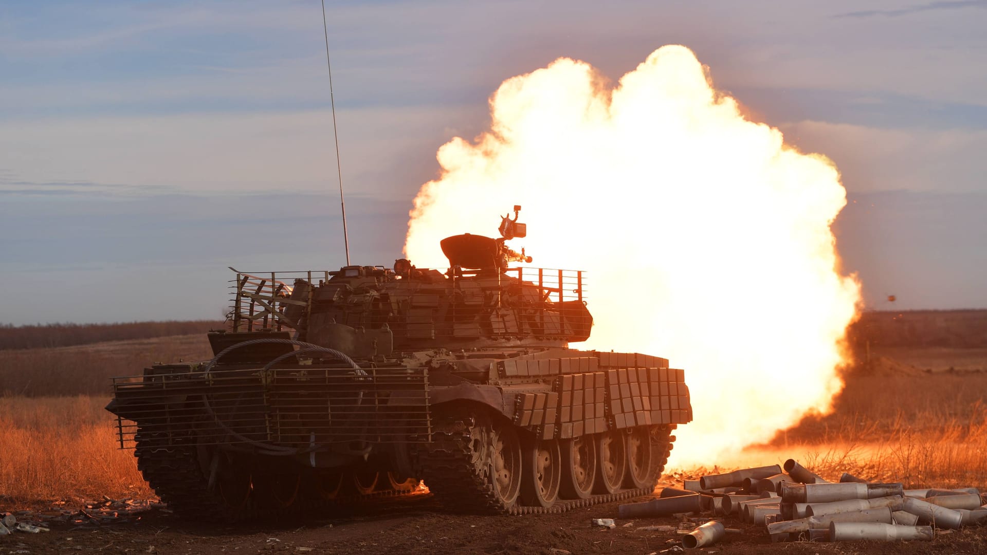 Russische Soldaten feuern mit der Bordkanone eines T-62-Panzers: Das alte Kriegsgerät hat im Vergleich zu seinen modernen Gegenstücken viele Nachteile.