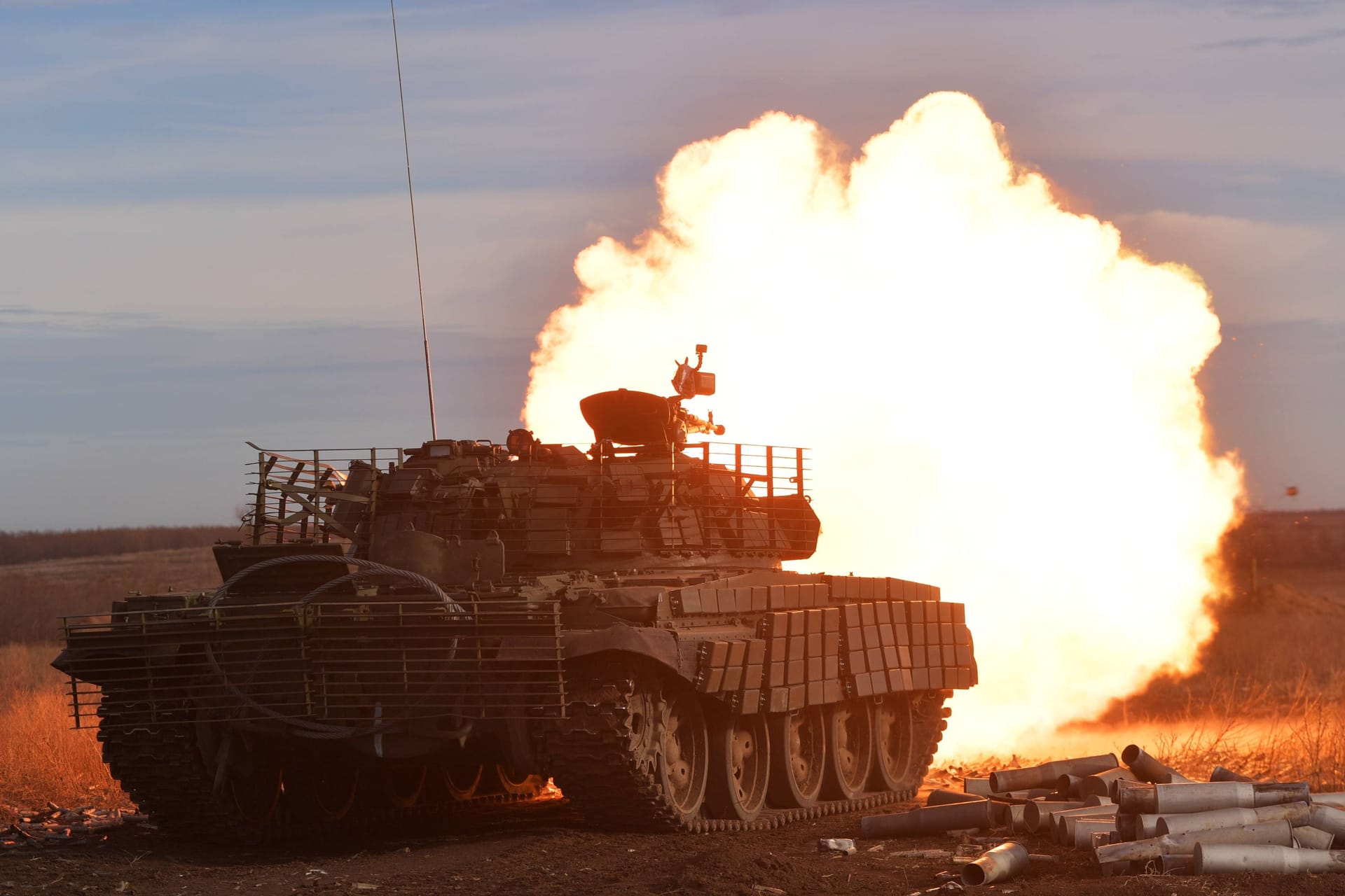 Russische Soldaten feuern mit der Bordkanone eines T-62-Panzers: Das alte Kriegsgerät hat im Vergleich zu seinen modernen Gegenstücken viele Nachteile.
