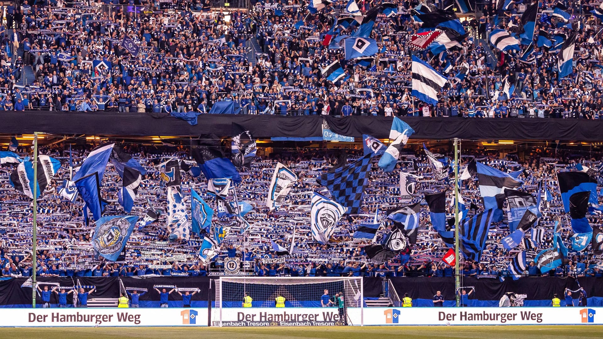 57.000 Fans passen in das Volksparkstadion des HSV: Nach den Spielen ist die Abreise oft ein Geduldsspiel. 57.000 Fans passen in das Volksparkstadion des HSV: Nach den Spielen ist die Abreise oft ein Geduldsspiel.