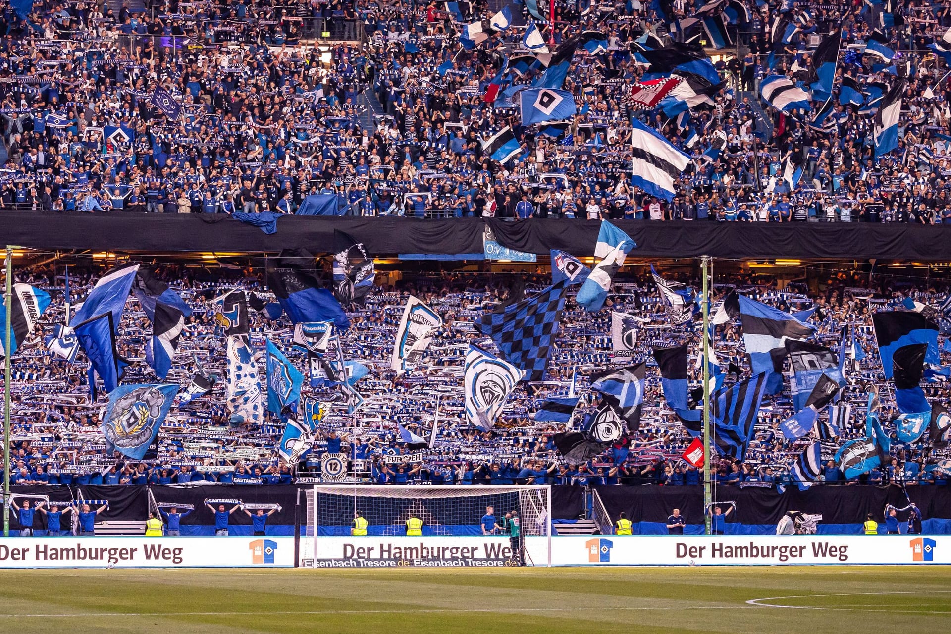 57.000 Fans passen in das Volksparkstadion des HSV: Nach den Spielen ist die Abreise oft ein Geduldsspiel.