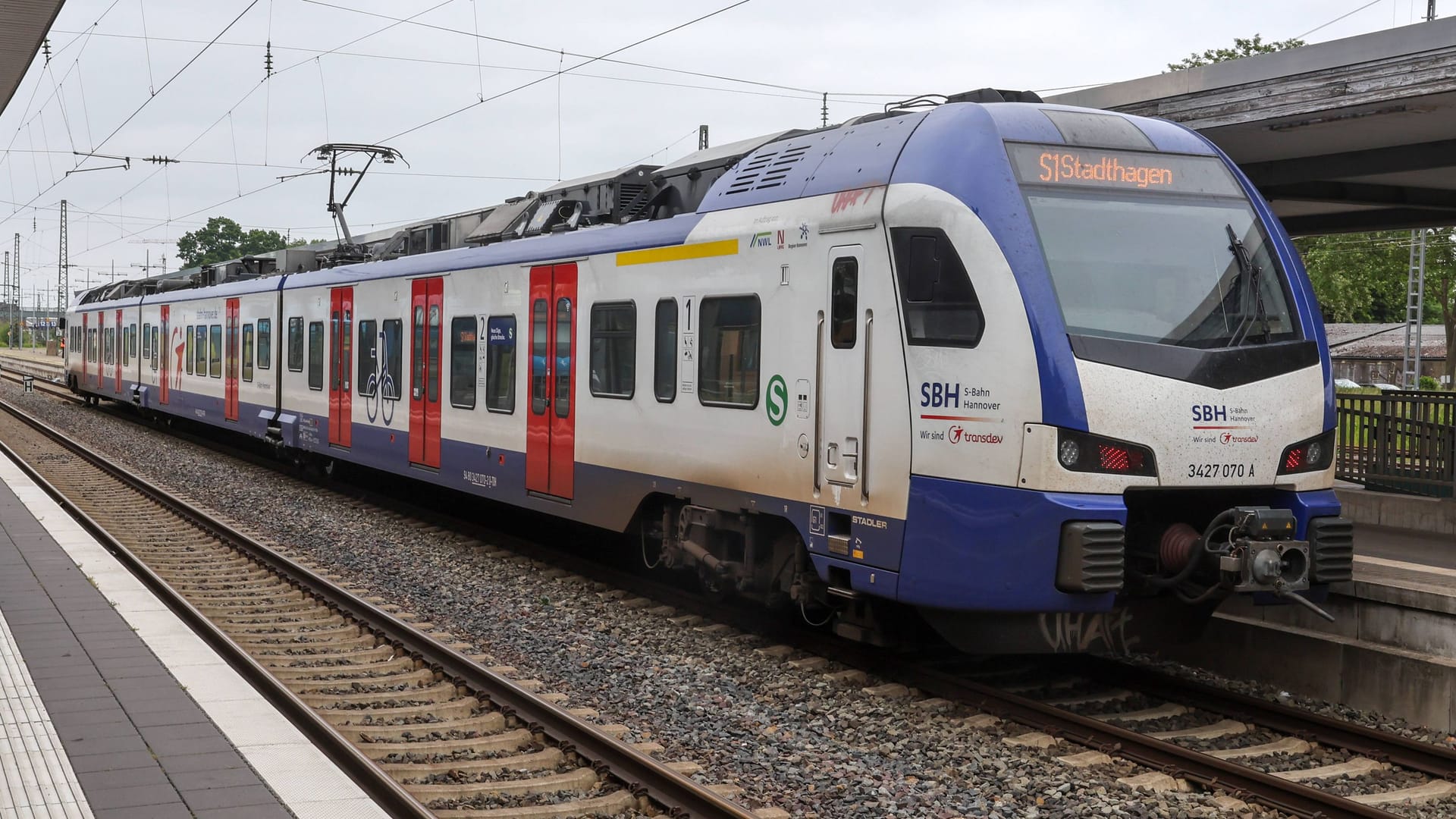 Eine Bahn der Linie S1 am Bahnhof Minden: Während der Bauarbeiten endet hier vorübergehend der Zugverkehr.