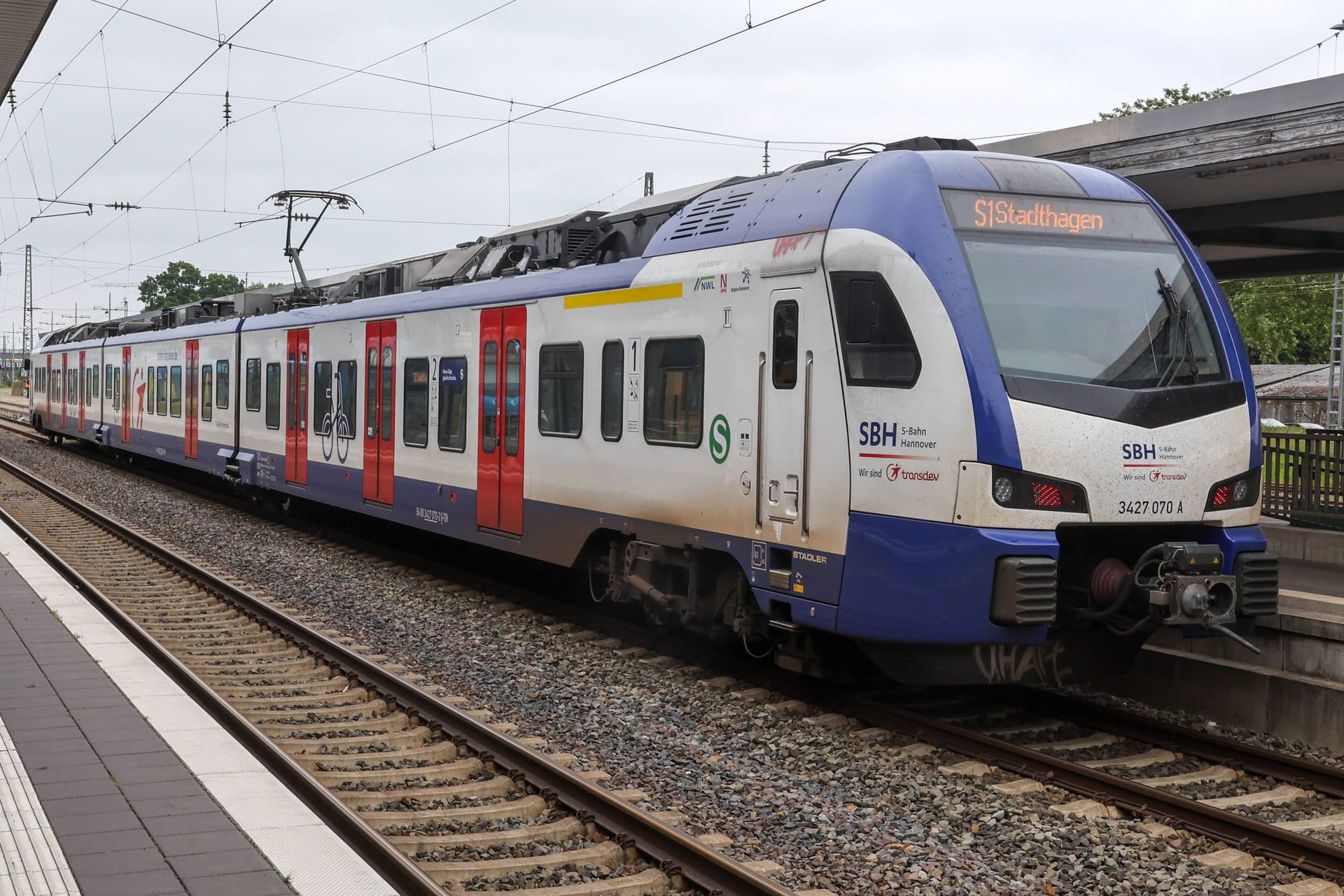 Eine Bahn der Linie S1 am Bahnhof Minden: Während der Bauarbeiten endet hier vorübergehend der Zugverkehr.