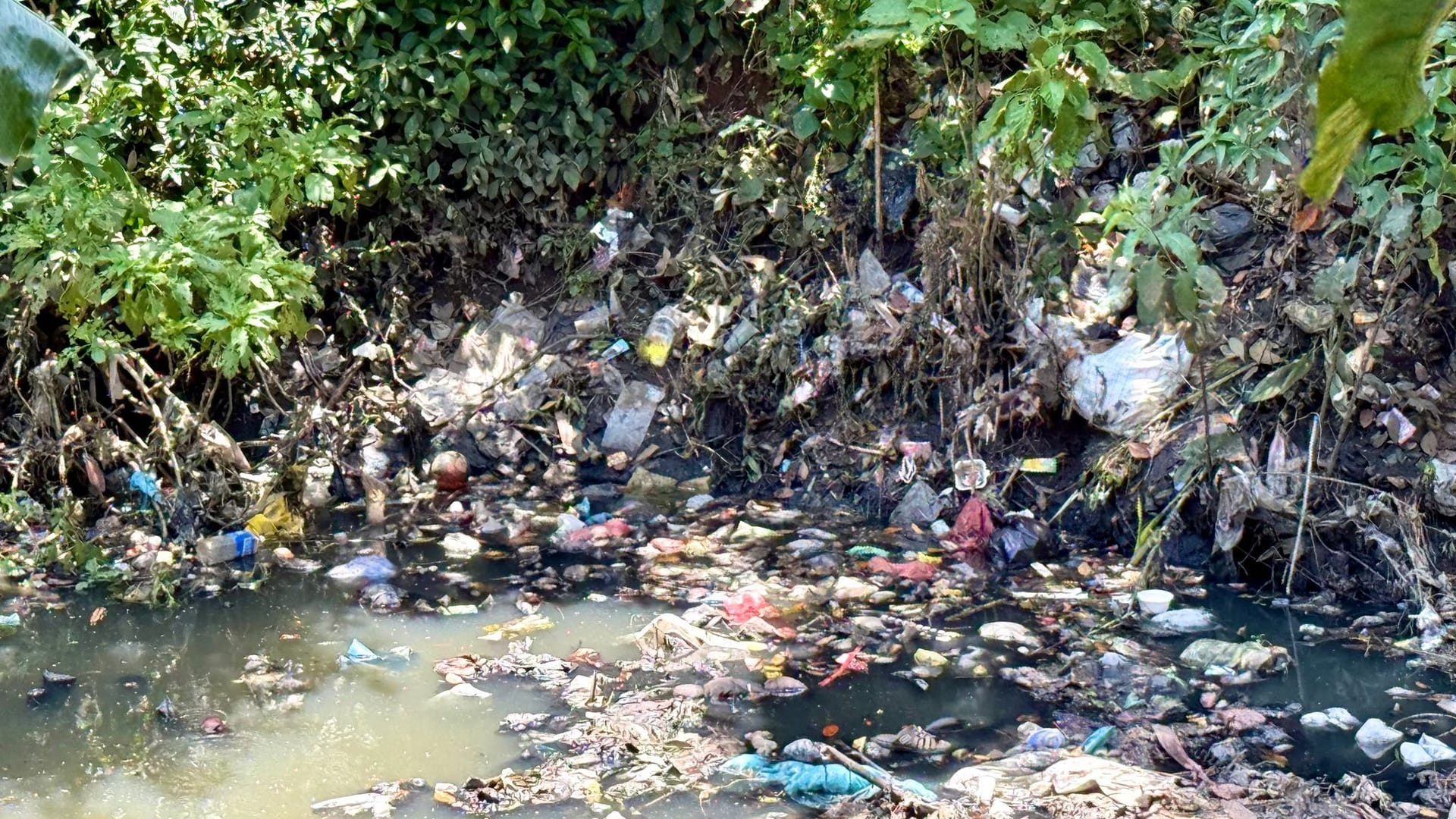 Müll im Fluss Citarum auf Java