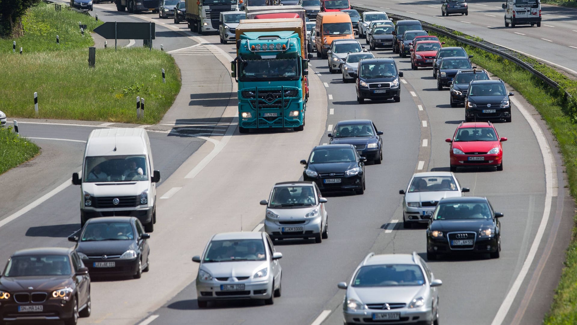 Lange Staus auf einer Autobahn (Symbolbild): Zum Pfingstwochenende droht rund um Hamburg und an der Küste dichter Reiseverkehr. Lange Staus auf einer Autobahn (Symbolbild): Zum Pfingstwochenende droht rund um Hamburg und an der Küste dichter Reiseverkehr.