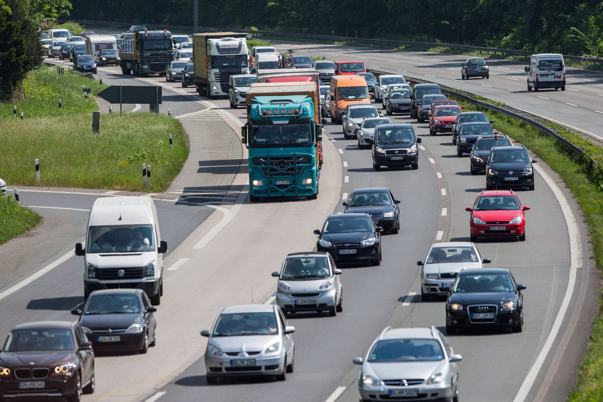 Lange Staus auf einer Autobahn (Symbolbild): Zum Pfingstwochenende droht rund um Hamburg und an der Küste dichter Reiseverkehr.