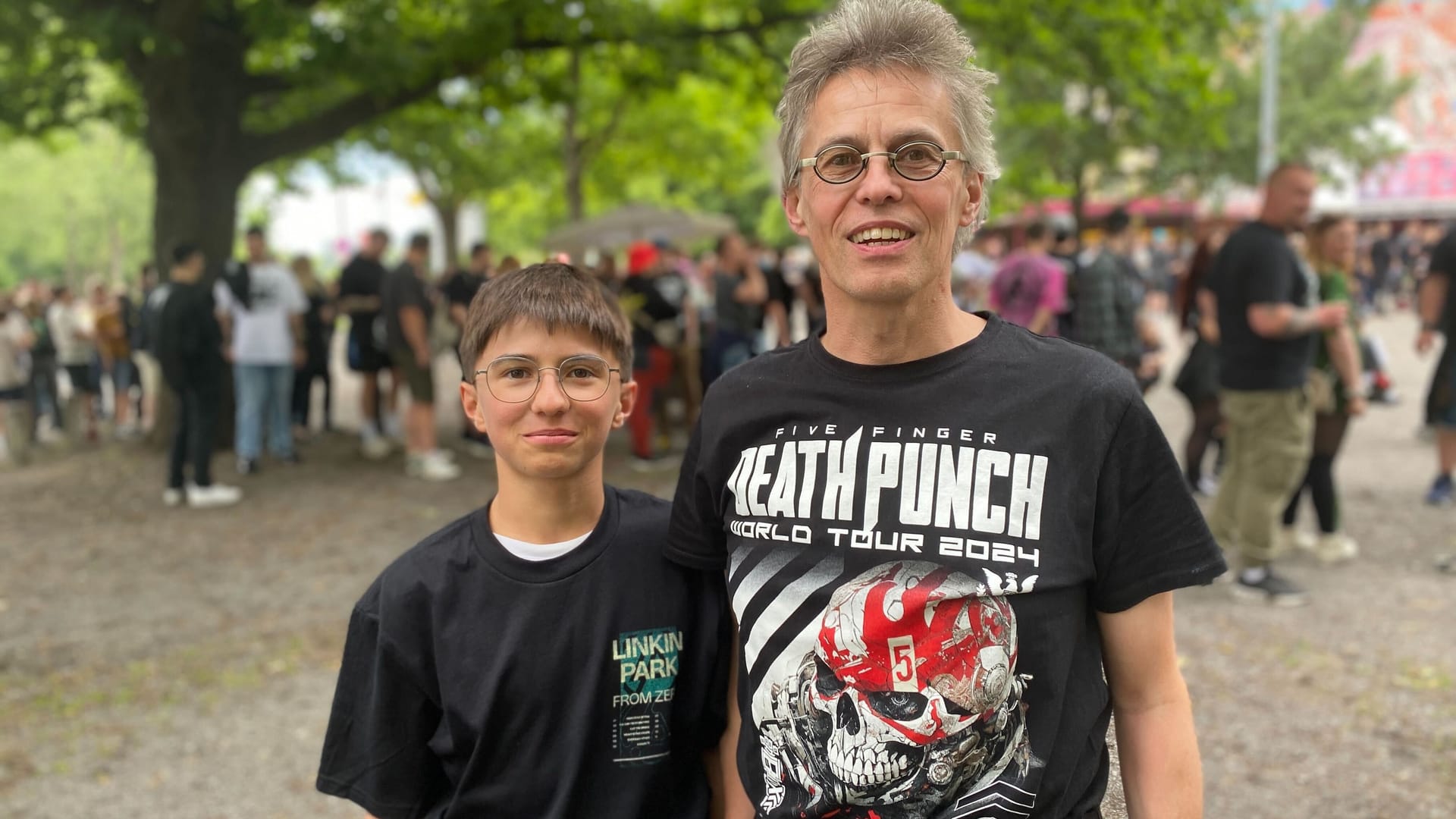 Christoph (rechts) ist für seinen Sohn Oskar mit zum Konzert gekommen.
