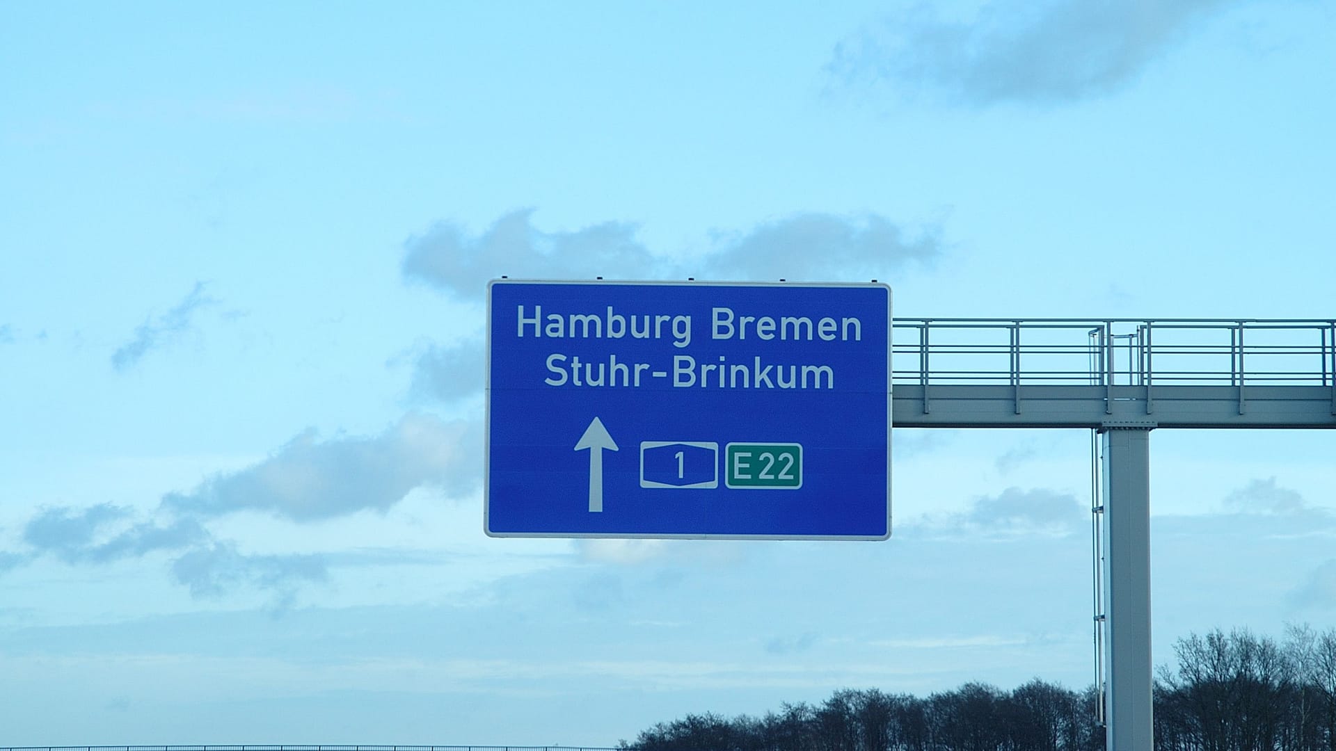 Autobahnschild (Symbolbild): Die A1 musste gesperrt werden.