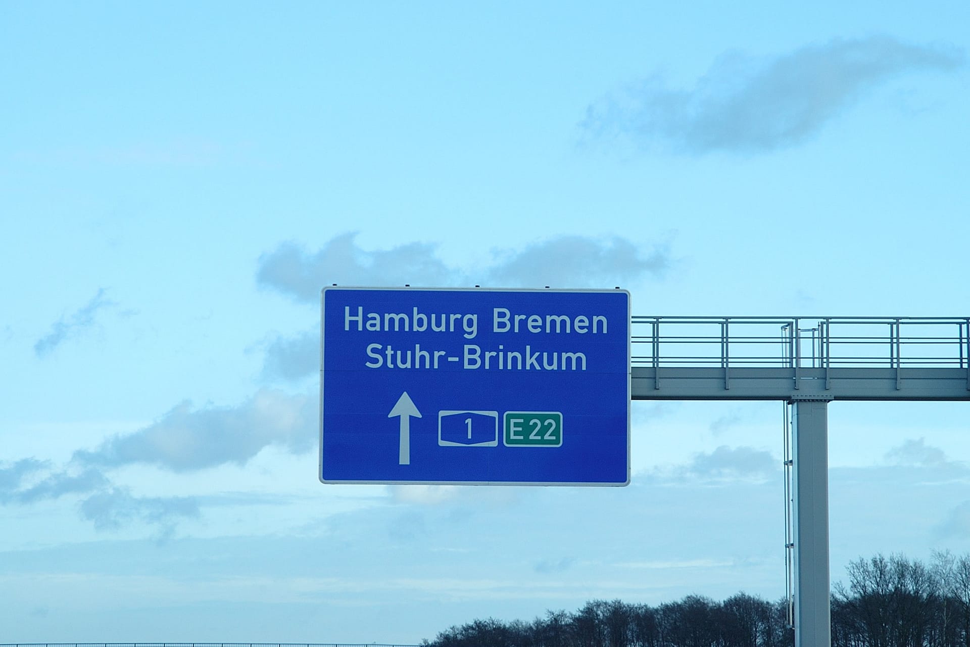 Autobahnschild (Symbolbild): Die A1 musste gesperrt werden.