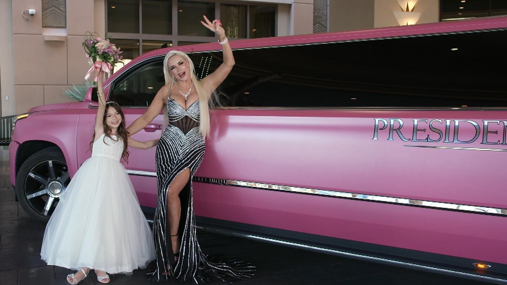 Daniela Katzenberger und ihre Tochter in Las Vegas. Die Zeremonie Die ist am Freitag bei Vox und vorab bei RTL+ zu sehen.