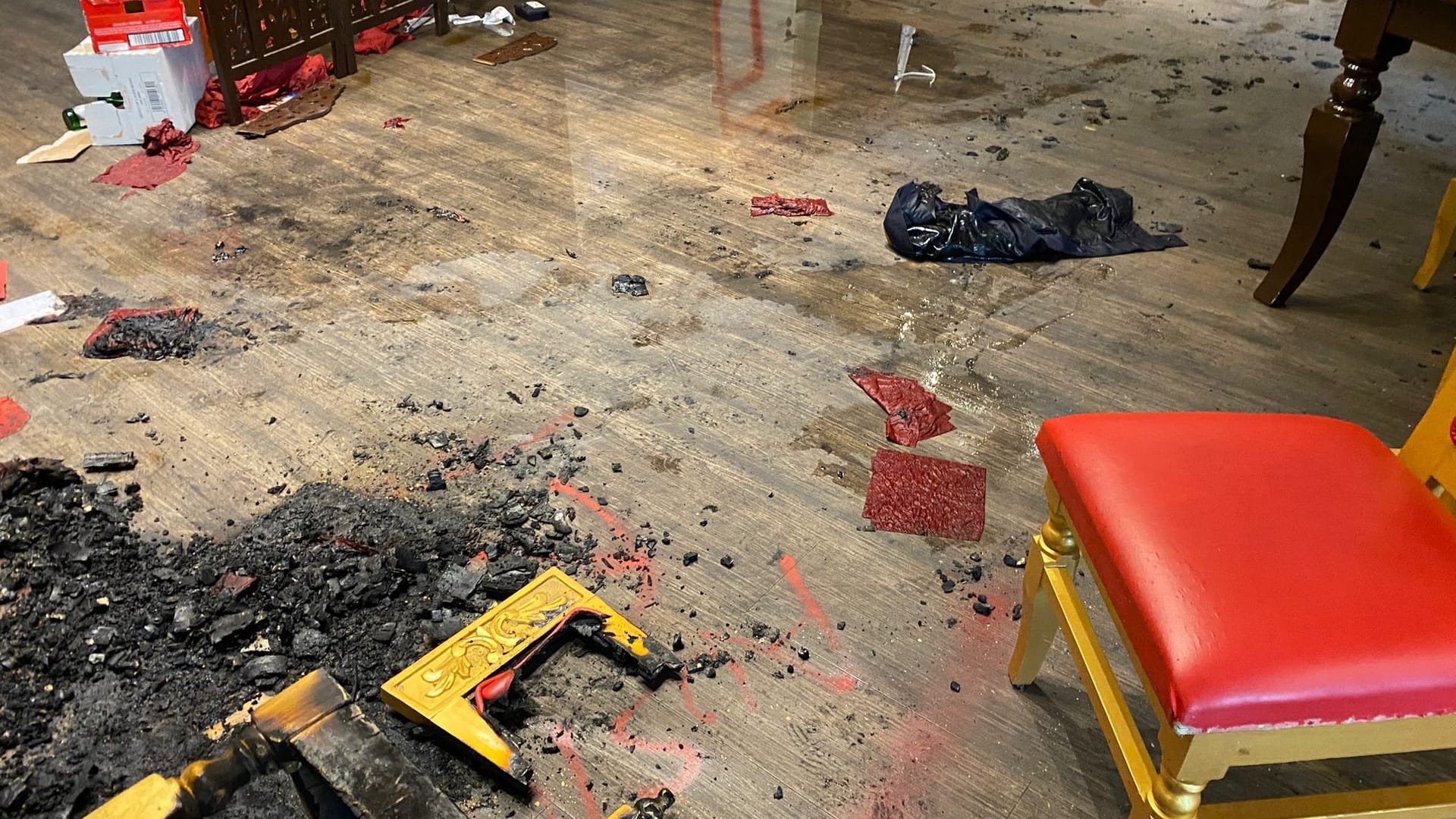 Nach einem rassistischen Angriff, einem Brandanschlag und der Verwüstung des Aachener Restaurants "Maharaja": Stadtgesellschaft bekundet Solidarität und bietet Hilfe an.