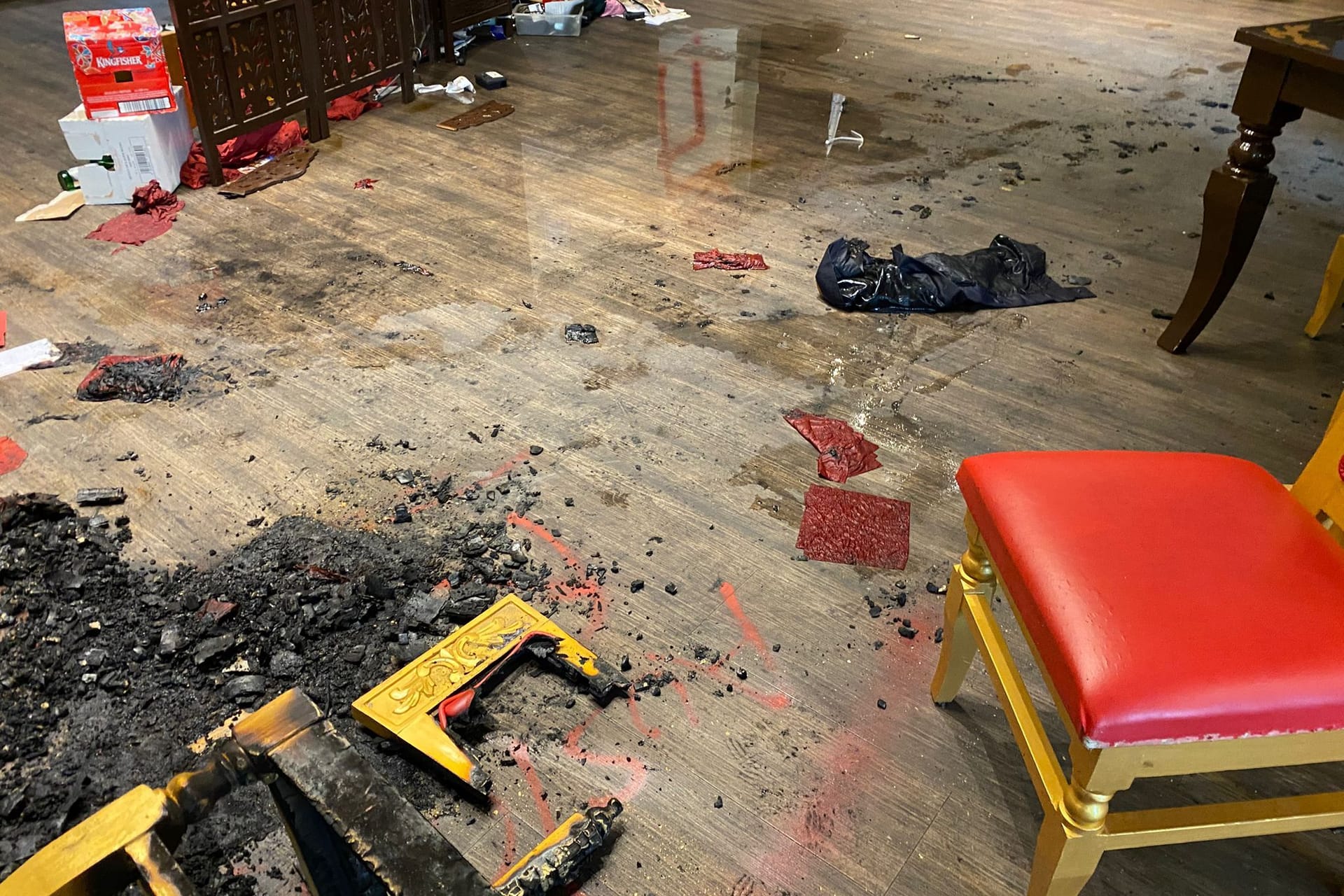 Nach einem rassistischen Angriff, einem Brandanschlag und der Verwüstung des Aachener Restaurants "Maharaja": Stadtgesellschaft bekundet Solidarität und bietet Hilfe an.