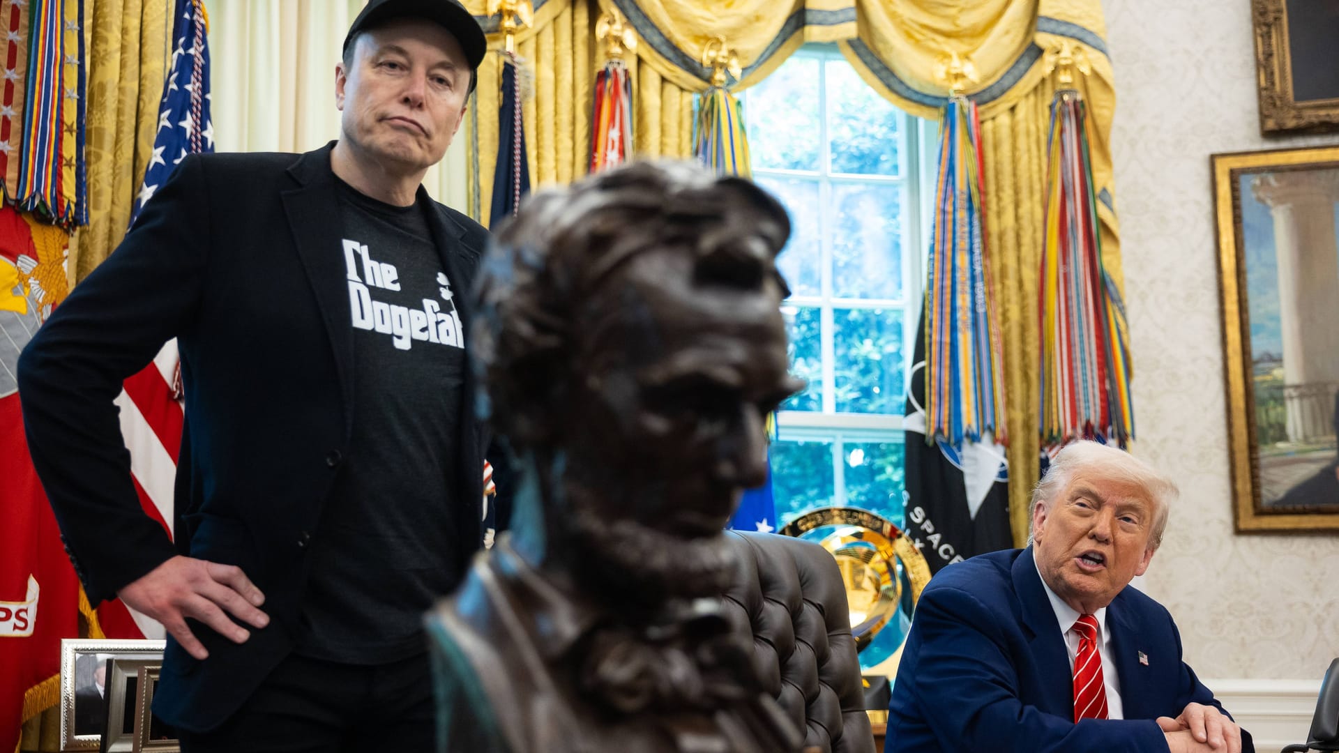 Vor einer Woche noch vereint im Oval Office: Elon Musk (l.) und US-Präsident Donald Trump tragen eine öffentliche Fehde aus.