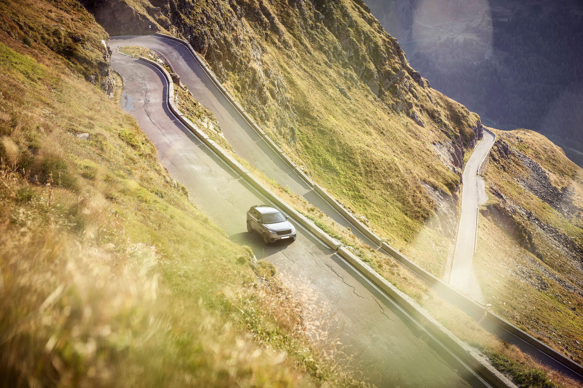 Ein Auto auf einer Serpentine in Tirol: Wer mit einem Mietwagen Deutschland verlassen will, sollte das vorher abgeklärt haben.