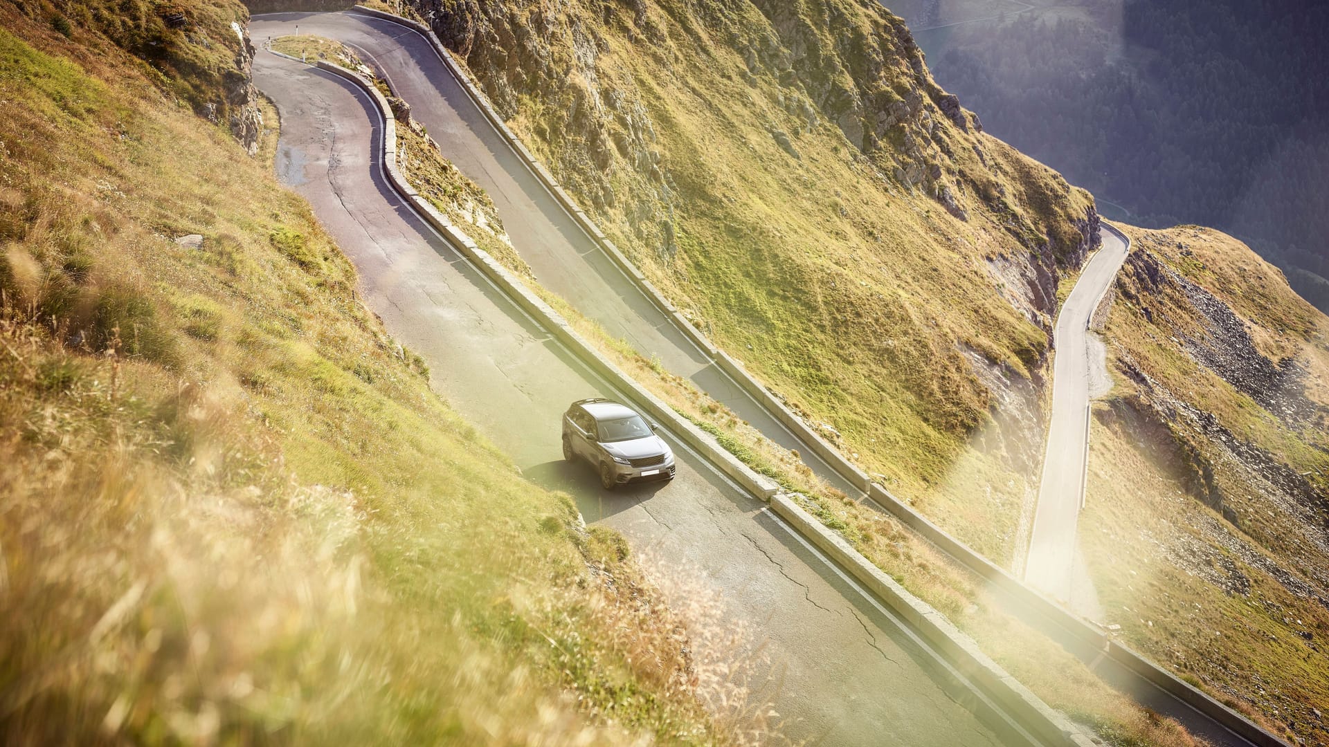 Ein Auto auf einer Serpentine in Tirol: Wer mit einem Mietwagen Deutschland verlassen will, sollte das vorher abgeklärt haben.