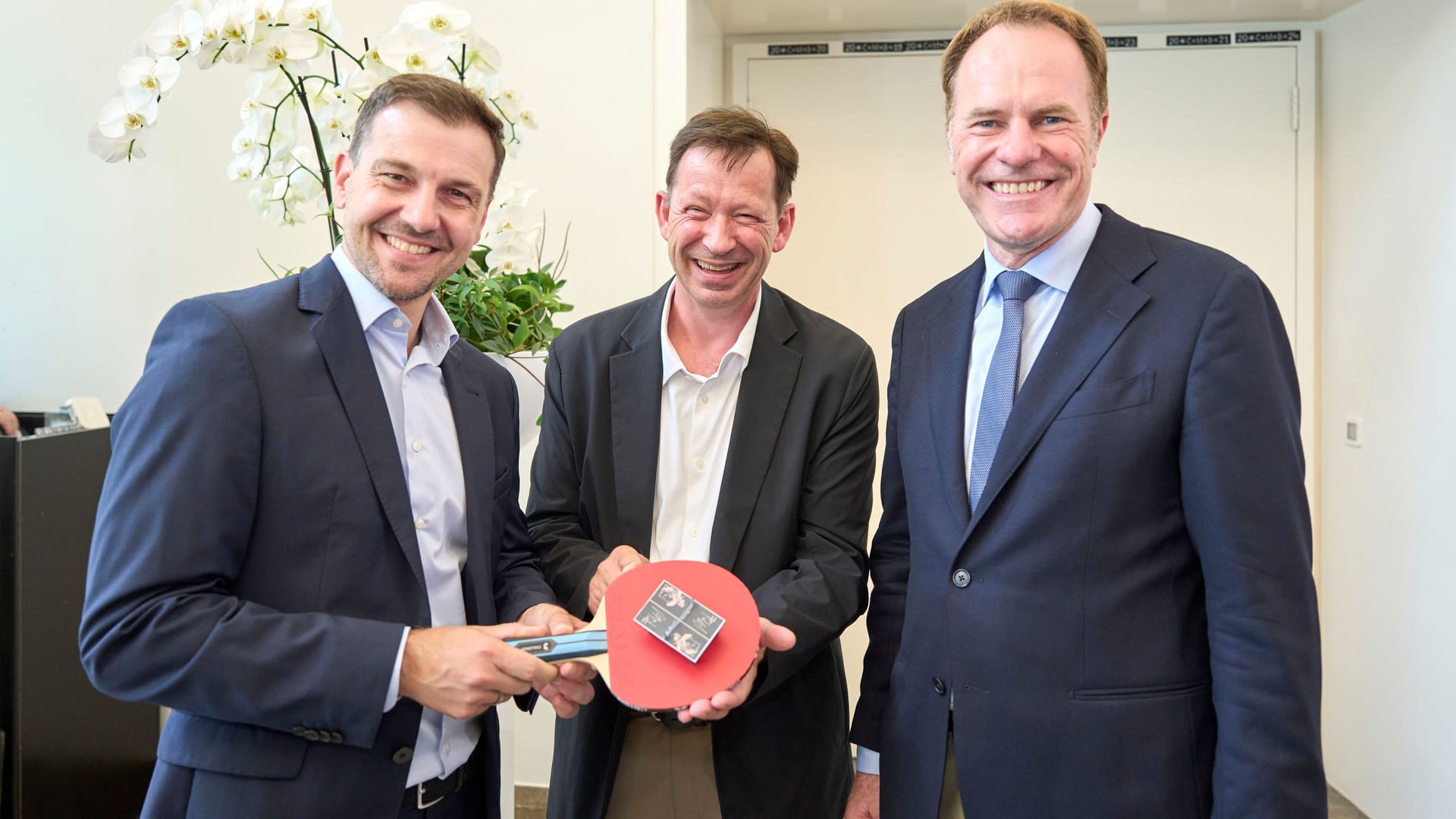 Timo Boll (l.) erhielt auch eine Miniaturversion der für ihn gestalteten Tischtennisplatte: OB Stephan Keller (r.) und Stadtdirektor Burkhard Hintzsche überreichten sie ihm.