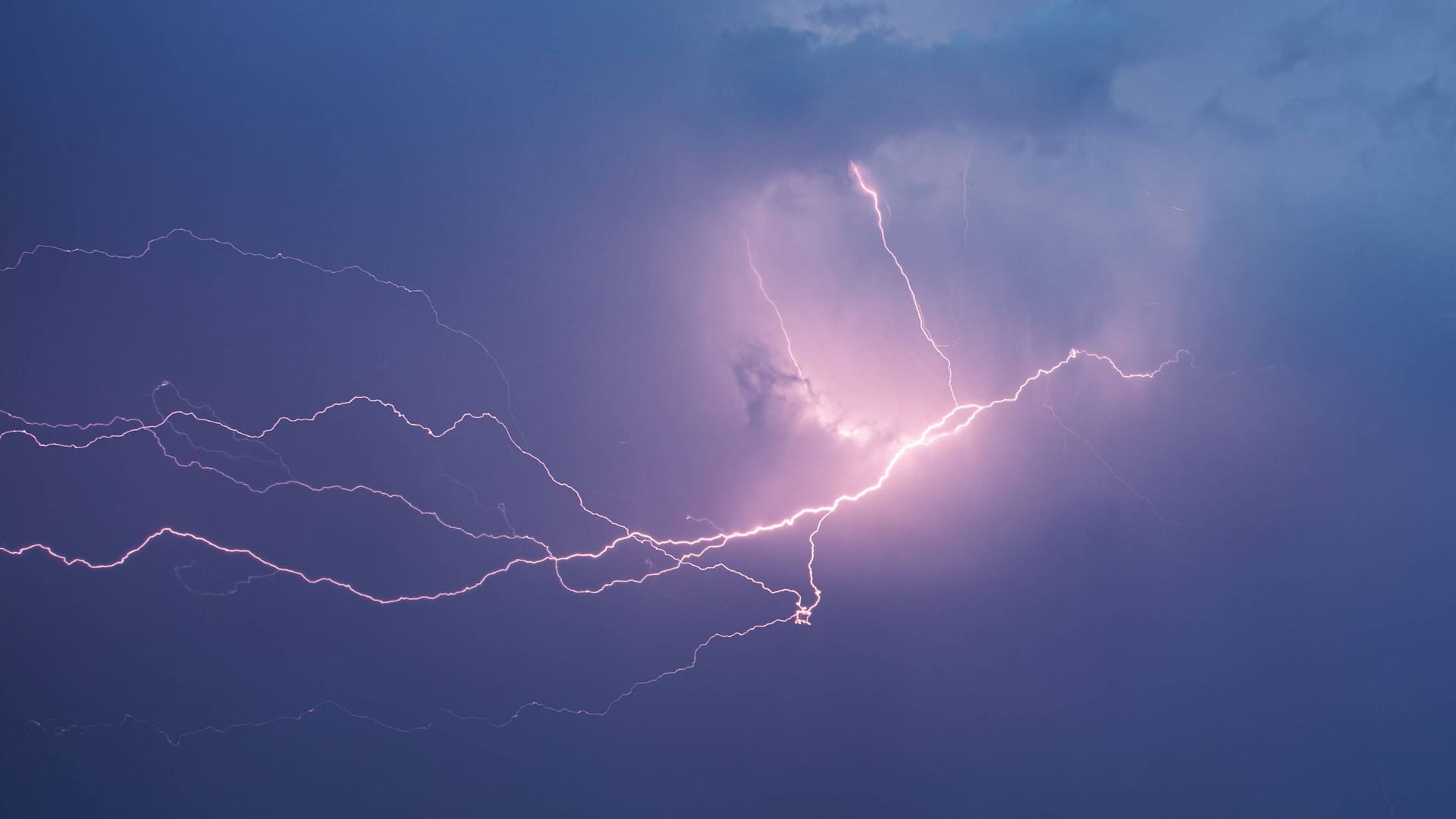 Blitze und Gewitter am Himmel (Archivbild): In Köln und Nordrhein-Westfalen drohen schwere Unwetter – bevor es erneut zu extremer Hitze kommt. Blitze und Gewitter am Himmel (Archivbild): In Köln und Nordrhein-Westfalen drohen schwere Unwetter – bevor es erneut zu extremer Hitze kommt.