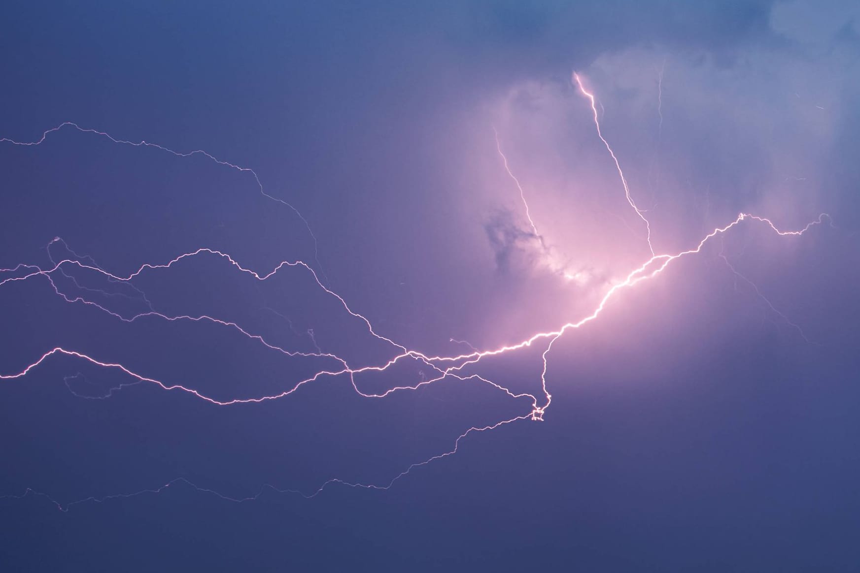 Blitze und Gewitter am Himmel (Archivbild): In Köln und Nordrhein-Westfalen drohen schwere Unwetter – bevor es erneut zu extremer Hitze kommt.