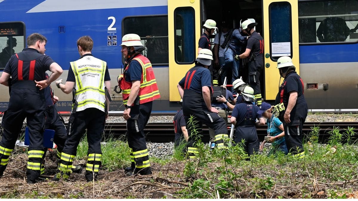 Einsatzkräfte der Feuerwehr München bei der Evakuierung des Regionalzuges. Einsatzkräfte der Feuerwehr München bei der Evakuierung des Regionalzuges.