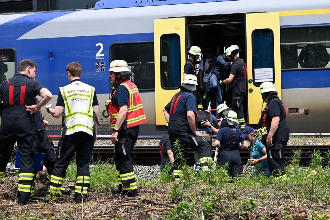 Einsatzkräfte der Feuerwehr München bei der Evakuierung des Regionalzuges.