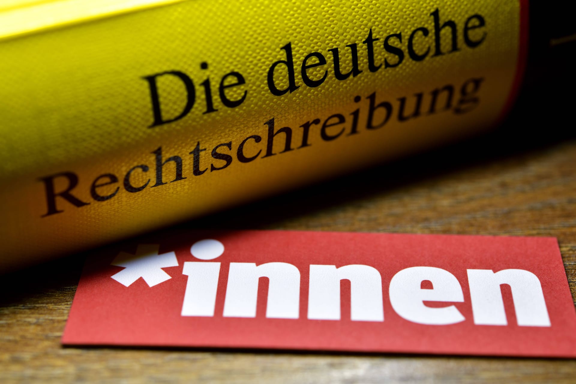 Geschlechtersensible Sprache: So umstritten ist das Gendern. Geschlechtersensible Sprache: So umstritten ist das Gendern.