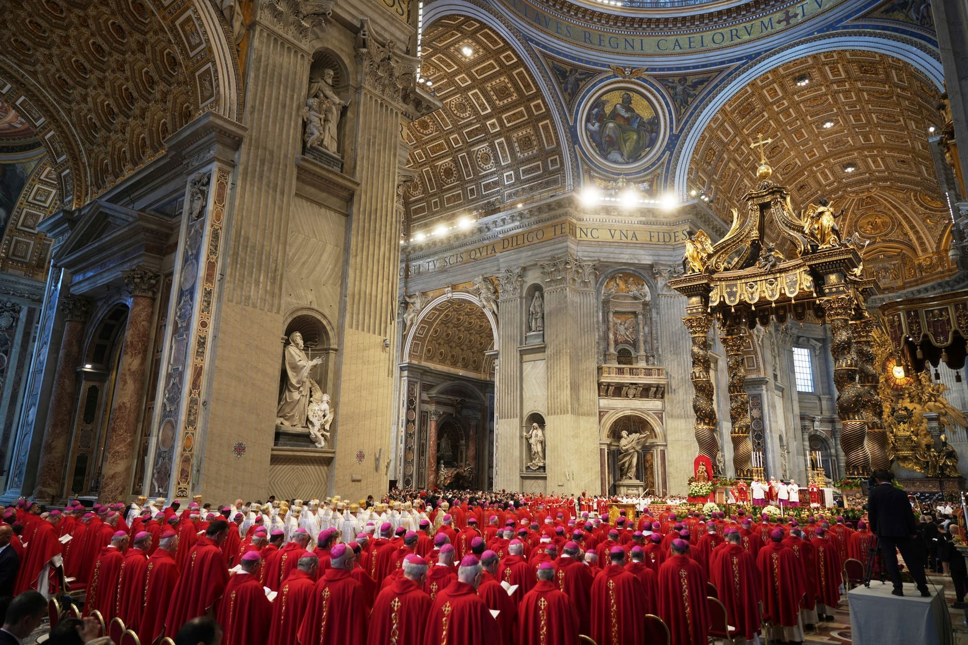 Papst Leo XIV. feiert eine Messe im Petersdom im Vatikan, wo er die Pallien für die neuen Erzbischöfe segnet.