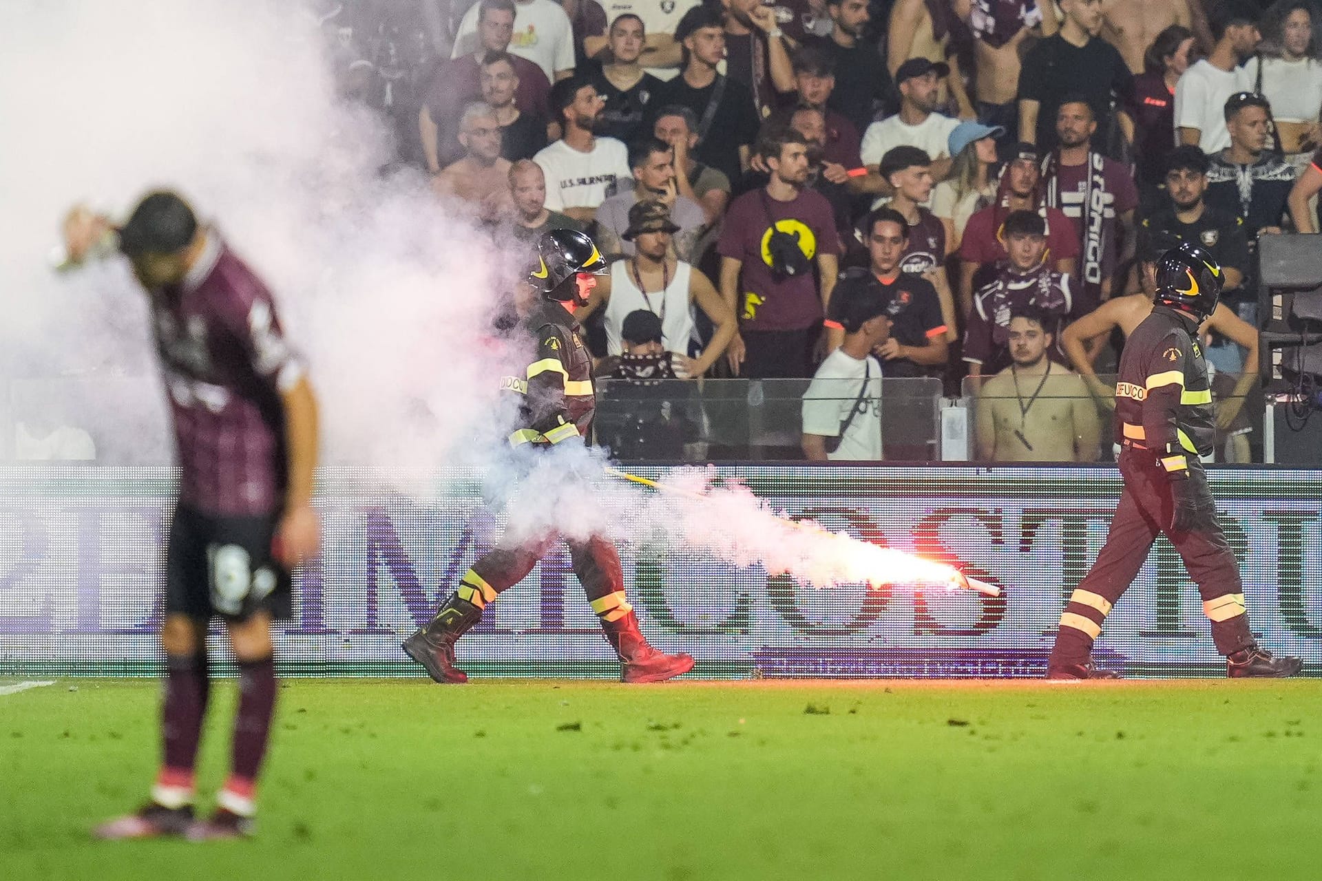 Sicherheitskräfte transportieren Pyrotechnik weg: Der Frust bei Salernitanas Fans war groß.