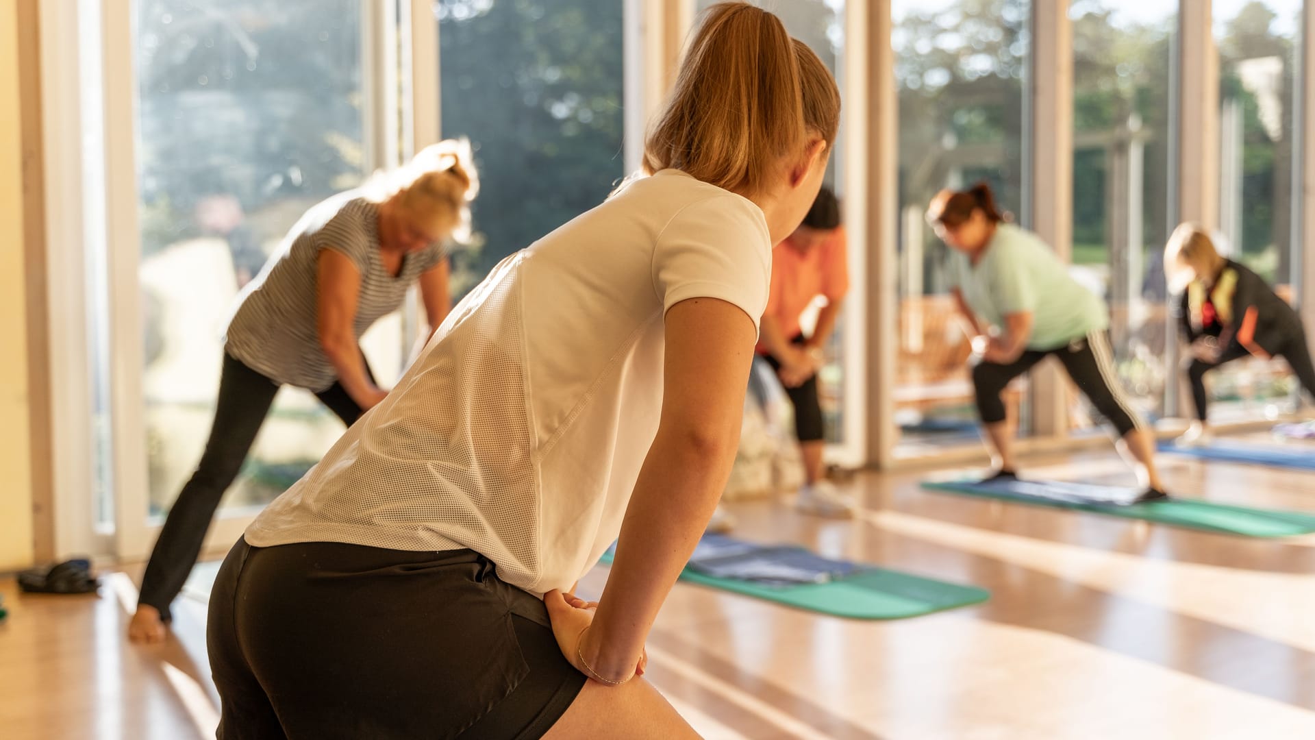 Aktiver Start in den Tag – wohltuende Bewegungseinheiten im lichtdurchfluteten Gymnastikraum des Kur- und Gesundheitshotels Schiffmann.