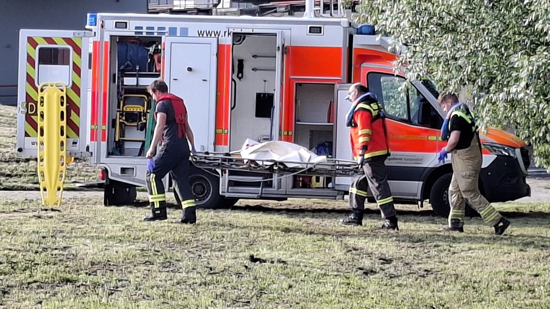 Rettungskräfte mit einer Trage vor einem Rettungswagen: Der Taucher konnte nur noch tot geborgen werden.