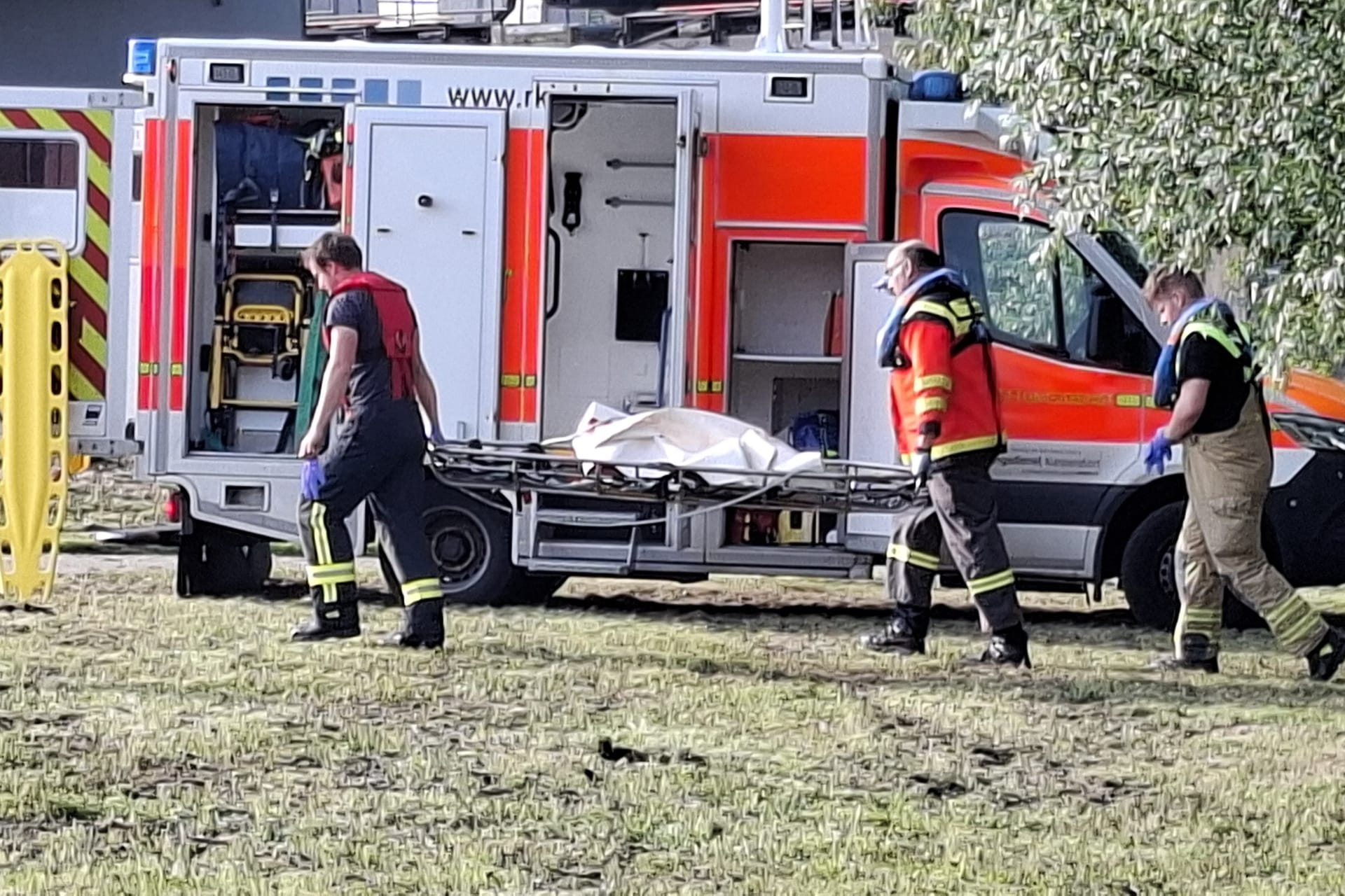 Rettungskräfte mit einer Trage vor einem Rettungswagen: Der Taucher konnte nur noch tot geborgen werden.