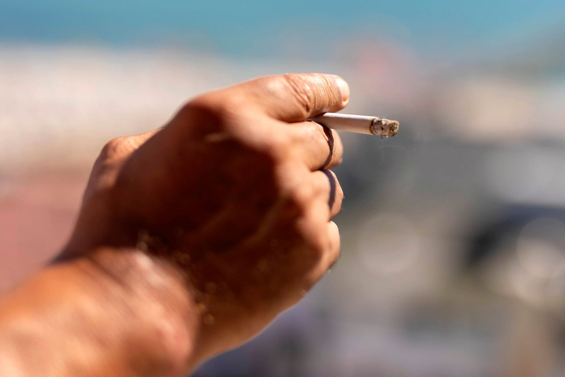 Eine Zigarette am Strand: In Frankreich kann das teuer werden.