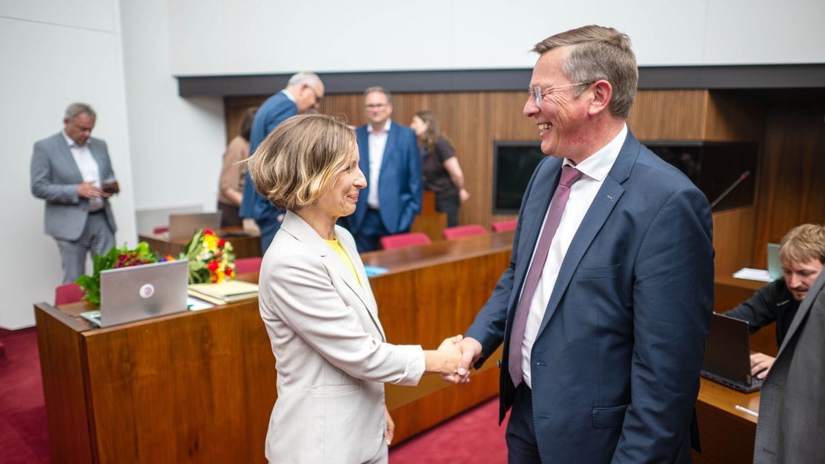 Frank Imhoff (r., CDU) gratuliert Nany Böhning (SPD): Die 46-Jährige wurde zum Bremer Senatsmitglied gewählt.