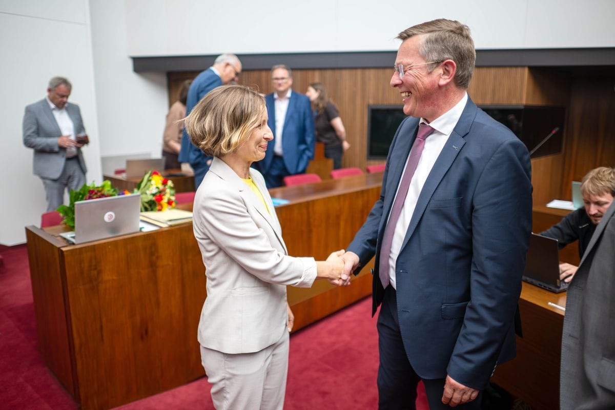 Frank Imhoff (r., CDU) gratuliert Nany Böhning (SPD): Die 46-Jährige wurde zum Bremer Senatsmitglied gewählt.
